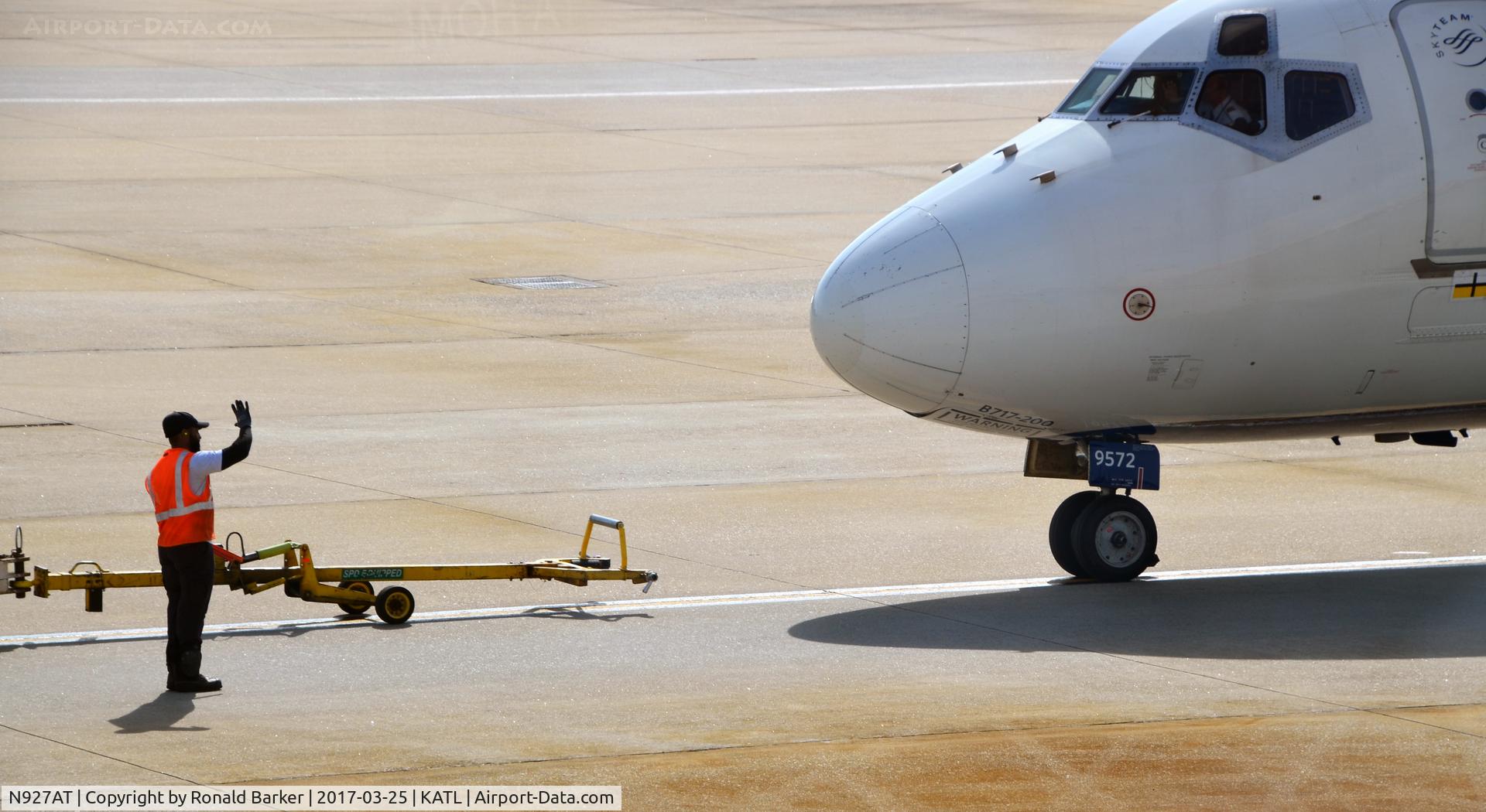 N927AT, 2000 Boeing 717-200 C/N 55077, Ready to Taxi Atlanta