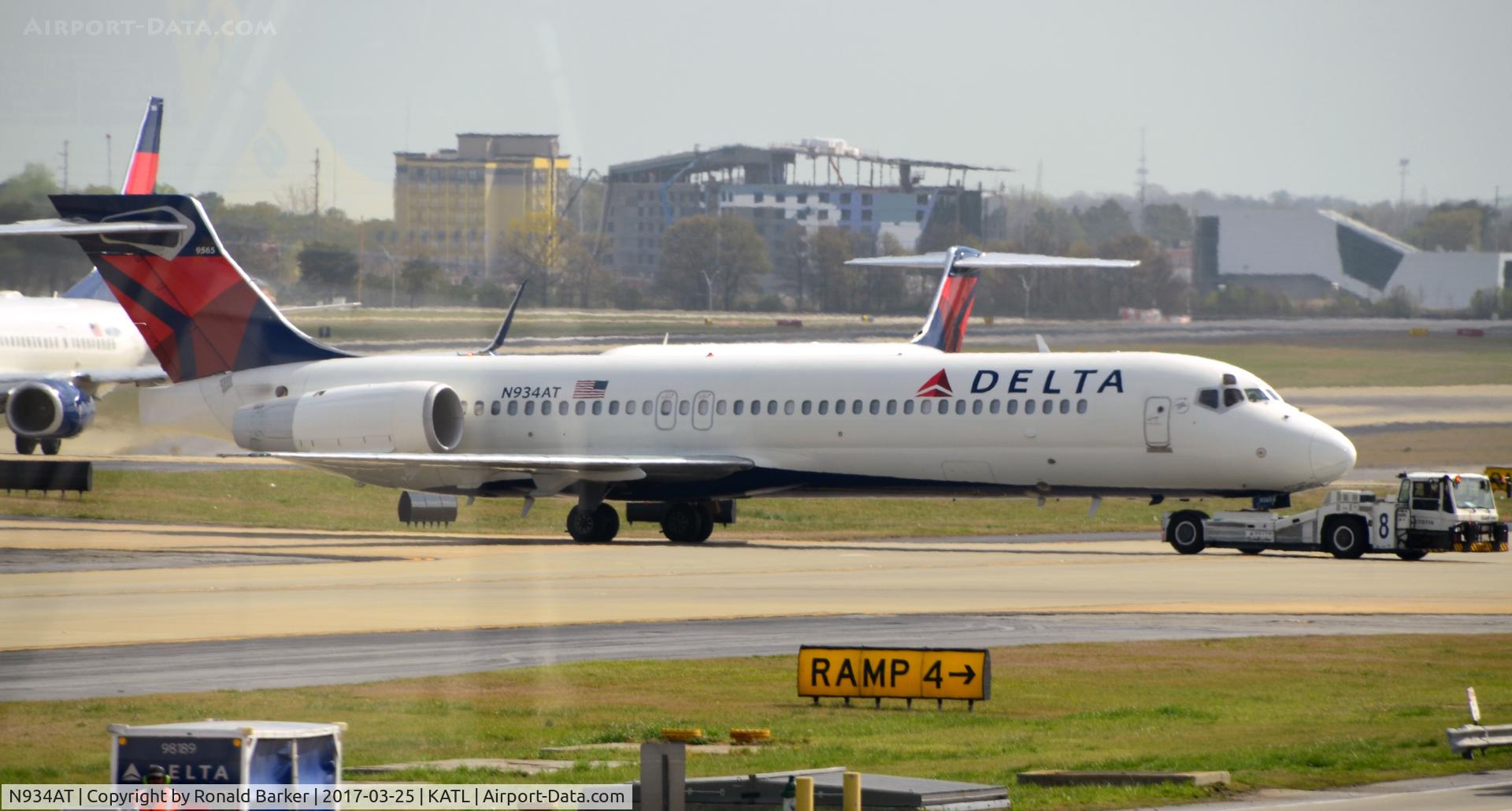 N934AT, 2000 Boeing 717-200 C/N 55070, Towed Atlanta