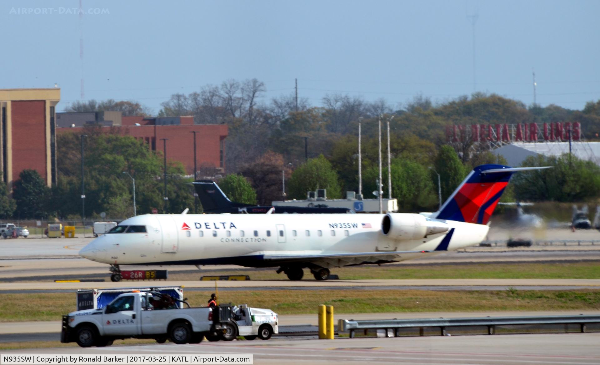 N935SW, 2002 Bombardier CRJ-200LR (CL-600-2B19) C/N 7725, Taxi for takeoff Atlanta