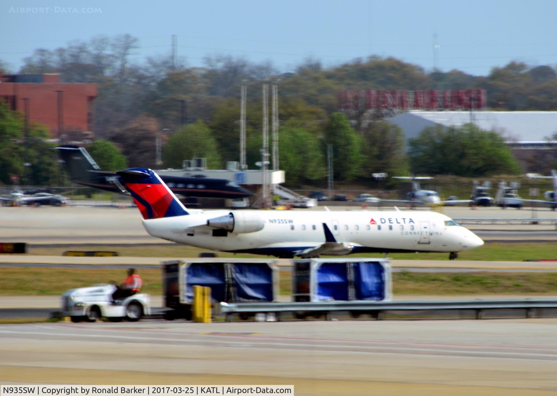N935SW, 2002 Bombardier CRJ-200LR (CL-600-2B19) C/N 7725, Takeoff Atlanta