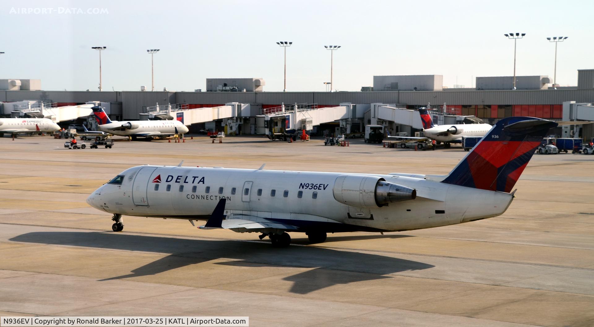 N936EV, 2005 Bombardier CRJ-200ER (CL-600-2B19) C/N 8038, Taxi Atlanta