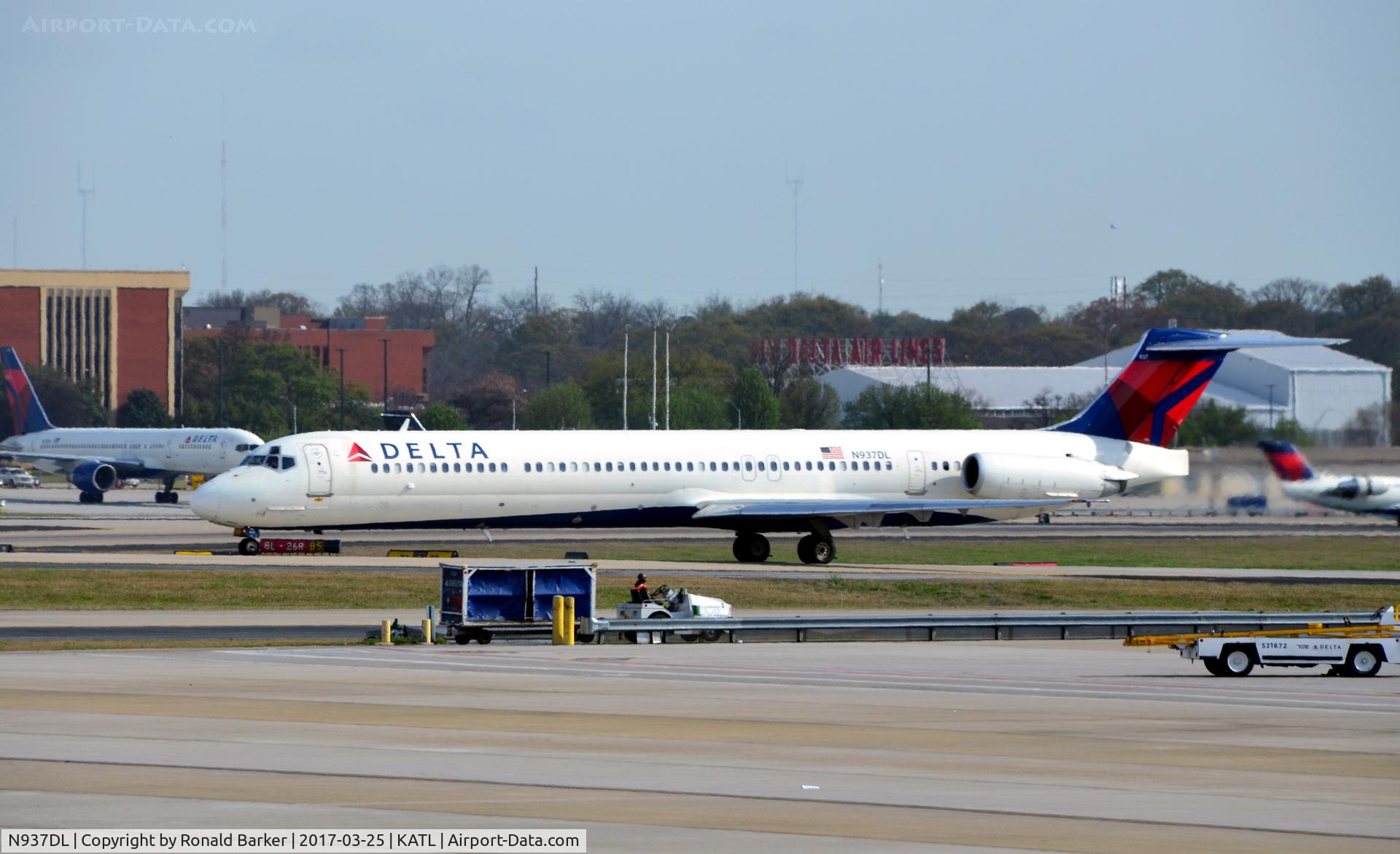 N937DL, 1989 McDonnell Douglas MD-88 C/N 49810, Taxi for takeoff Atlanta