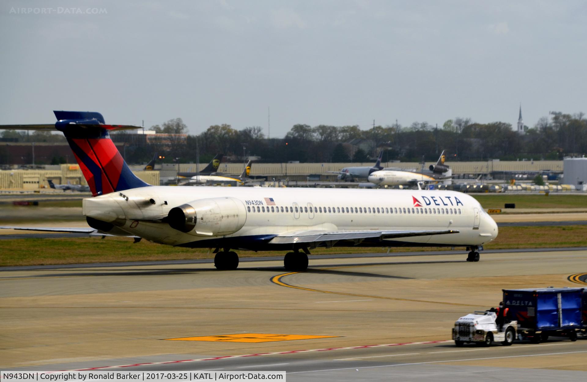 N943DN, 1997 McDonnell Douglas MD-90-30 C/N 53557, Taxi Atlanta