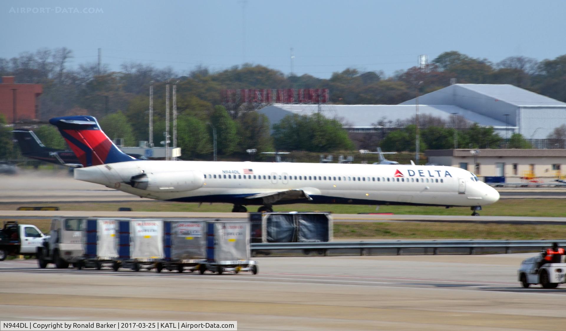 N944DL, 1989 McDonnell Douglas MD-88 C/N 49817, Taxi Atlanta