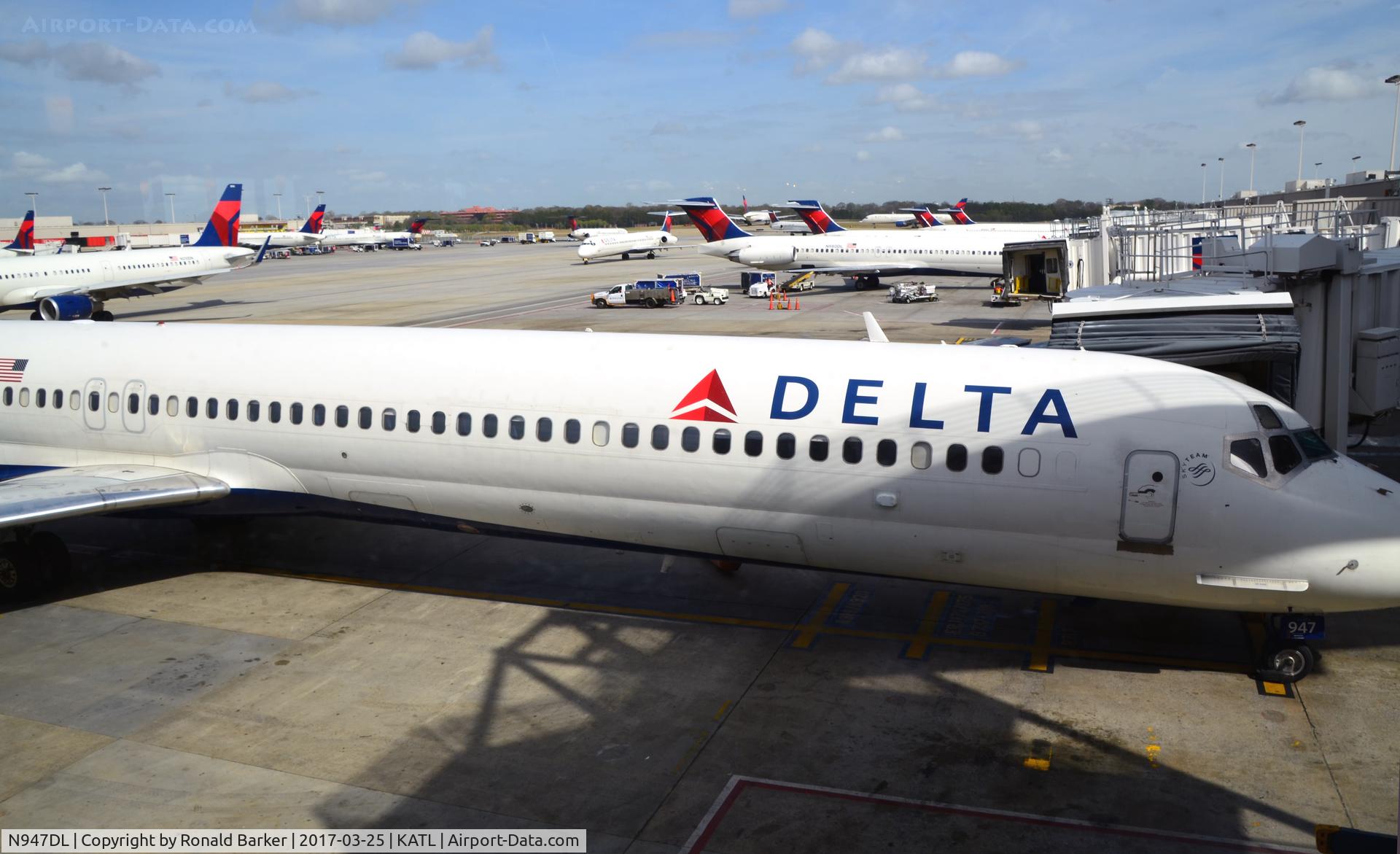N947DL, 1989 McDonnell Douglas MD-88 C/N 49878, At the gate Atlanta