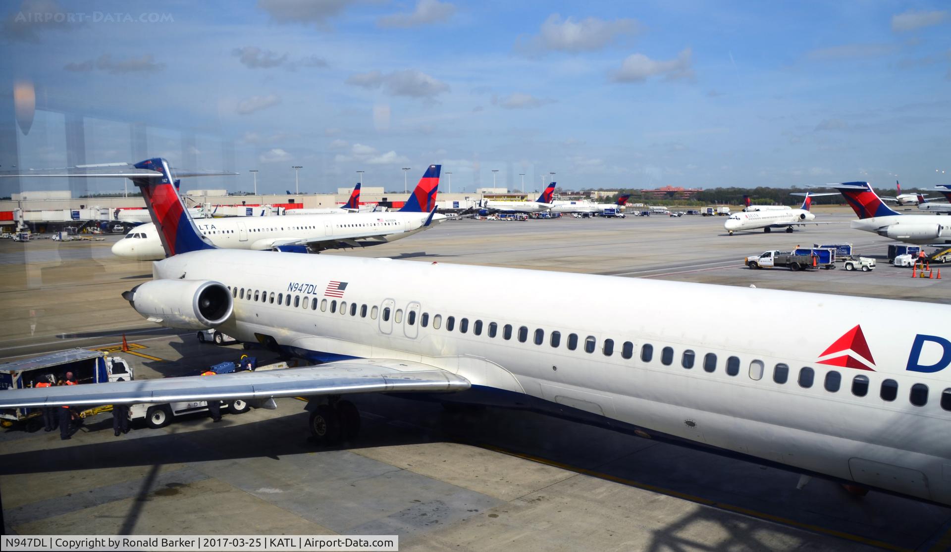 N947DL, 1989 McDonnell Douglas MD-88 C/N 49878, A the gate Atlanta