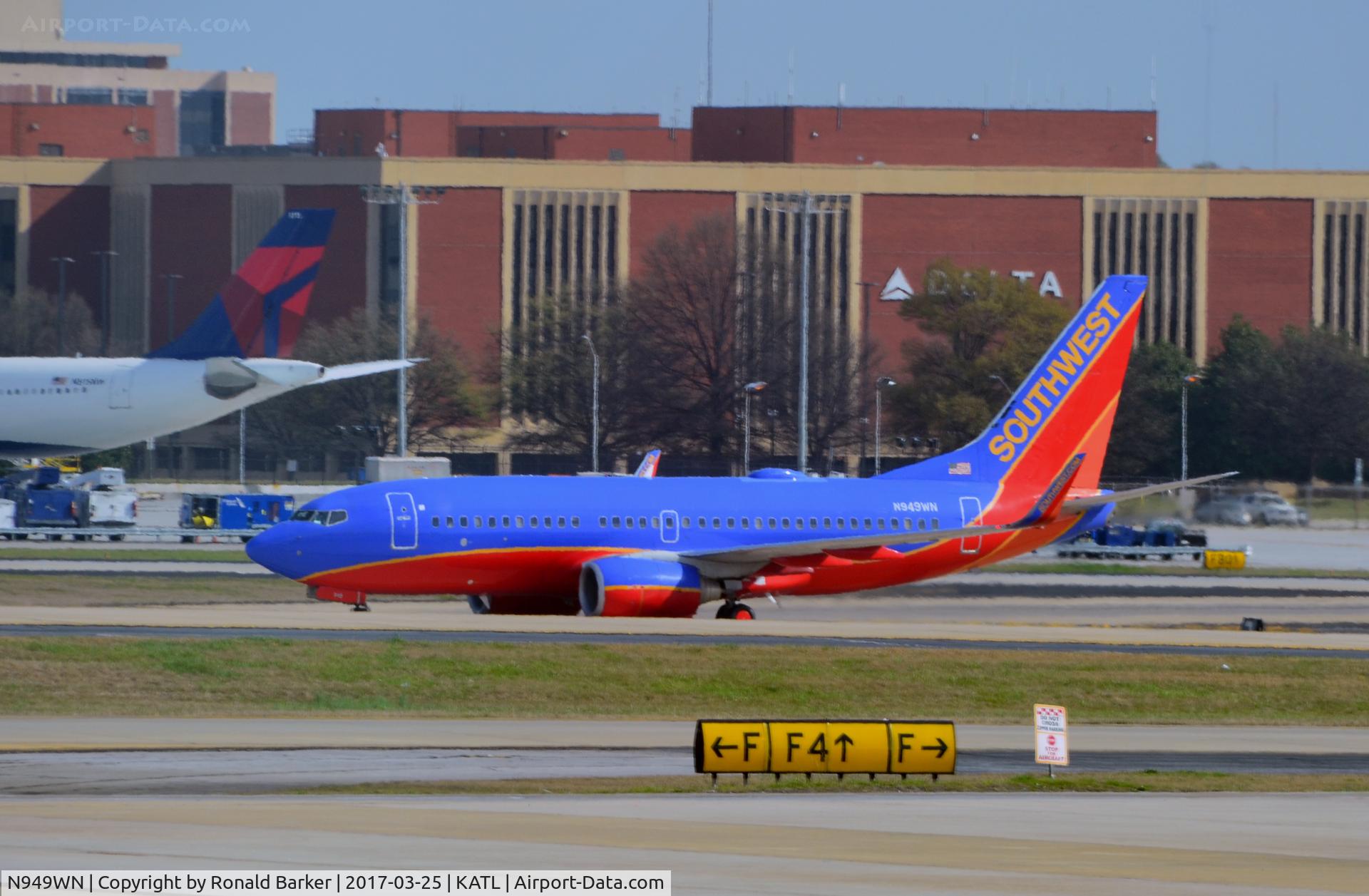 N949WN, 2010 Boeing 737-7H4 C/N 36663, Taxi Atlanta