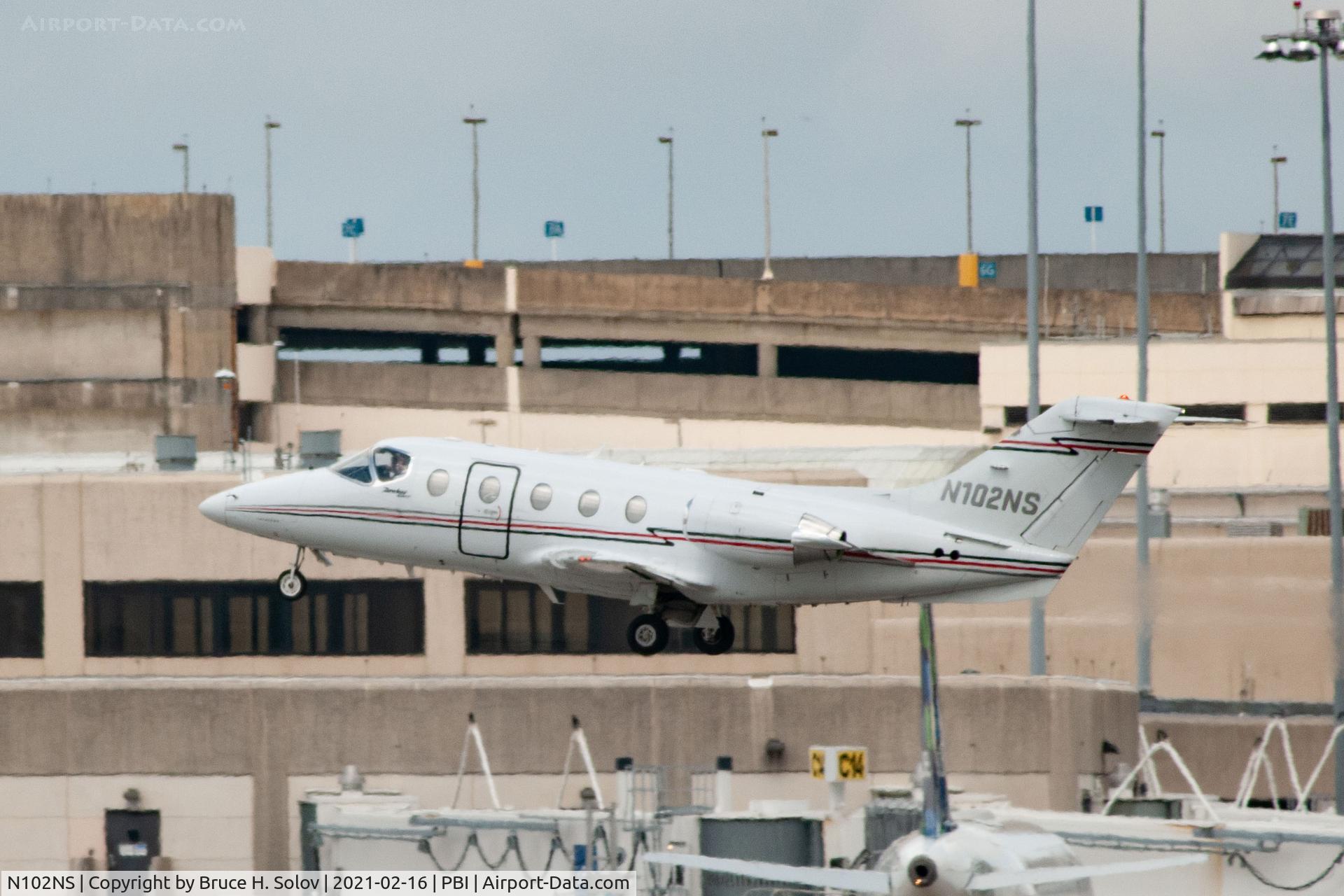 N102NS, Raytheon 400A C/N RK-415, takeoff from PBI