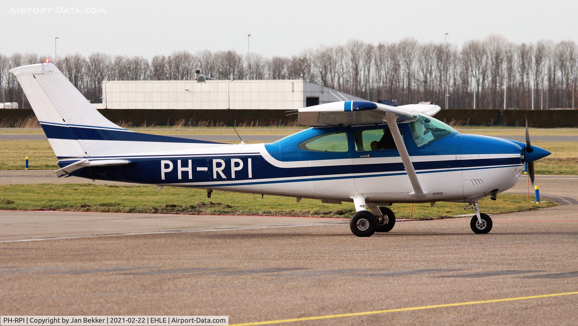 PH-RPI, 1981 Cessna 182R Skylane C/N 18267809, Lelystad Airport