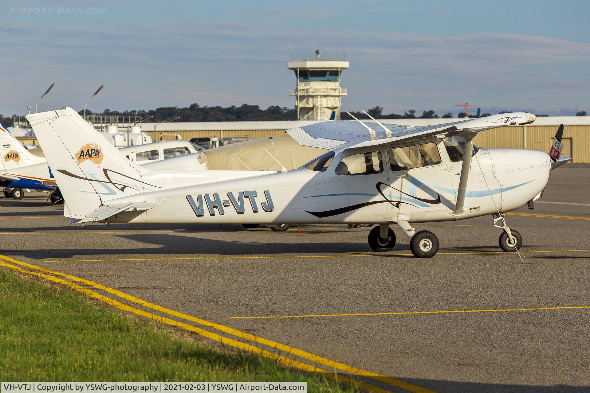 VH-VTJ, 2008 Cessna 172S Skyhawk C/N 172S10746a, Australian Airline Pilot Academy (VH-VTJ) Cessna 172S Skyhawk SP at Wagga Wagga Airport.