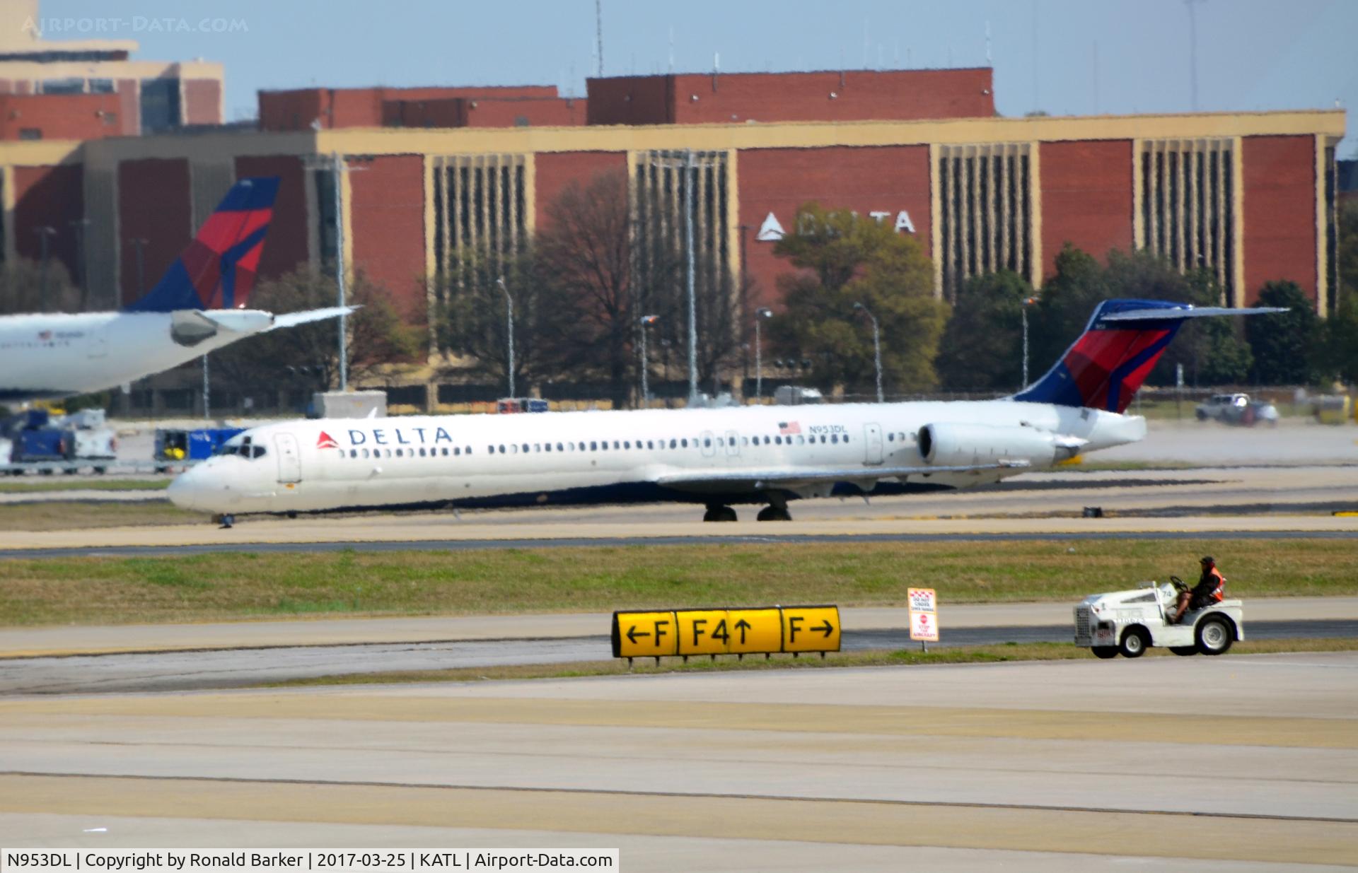 N953DL, 1990 McDonnell Douglas MD-88 C/N 49884, Taxi Atlanta