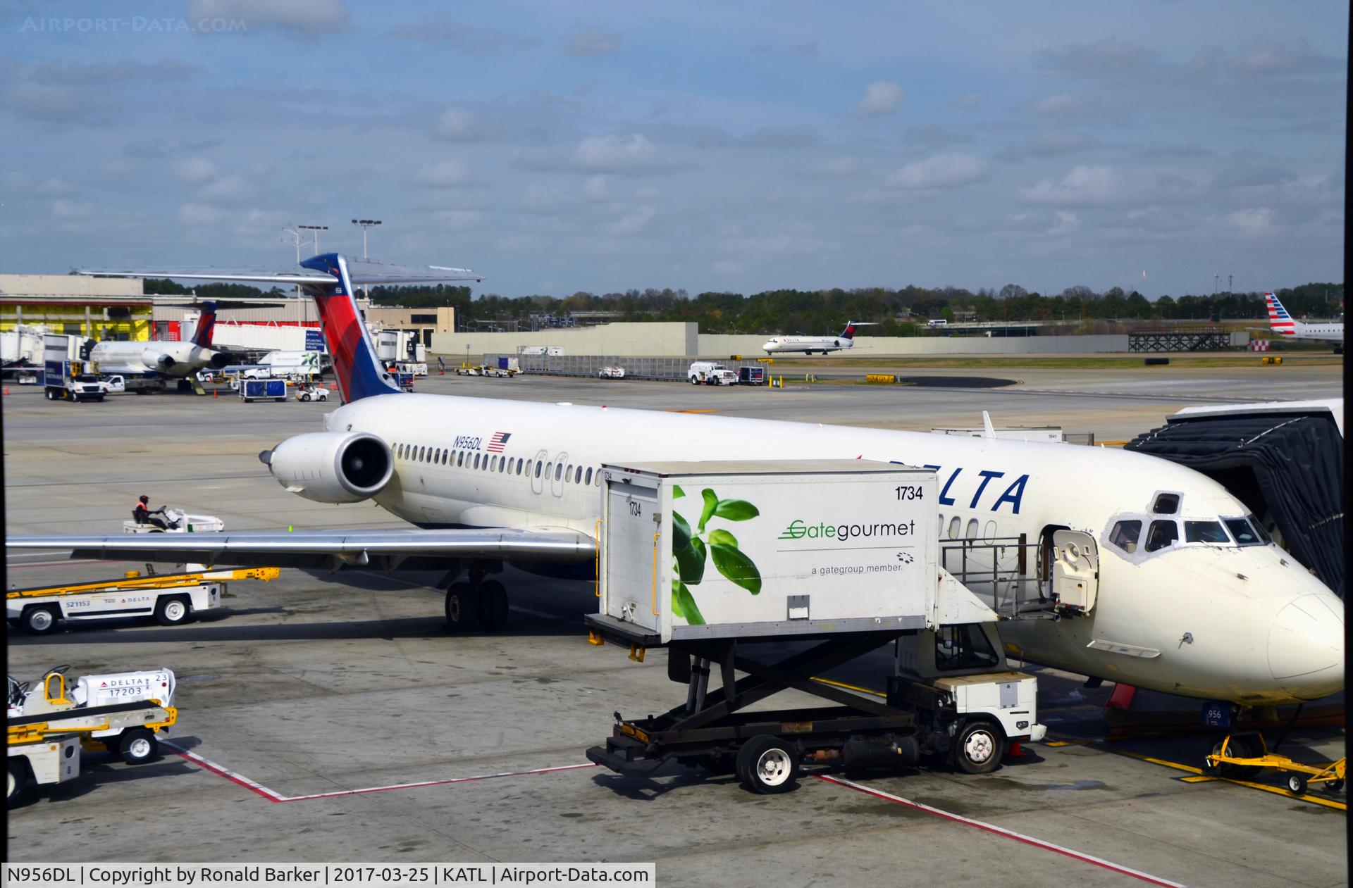 N956DL, 1990 McDonnell Douglas MD-88 C/N 49887, At the gate  Atlanta