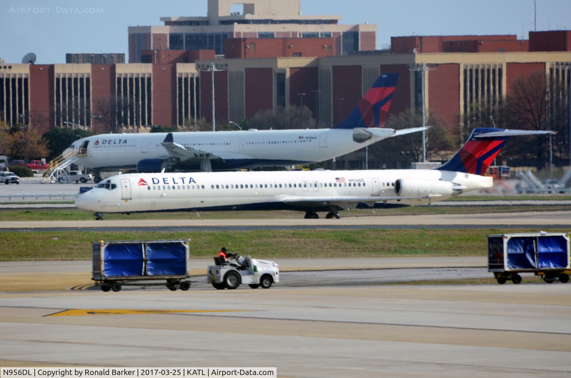 N956DL, 1990 McDonnell Douglas MD-88 C/N 49887, Taxi for takeoff Atlanta