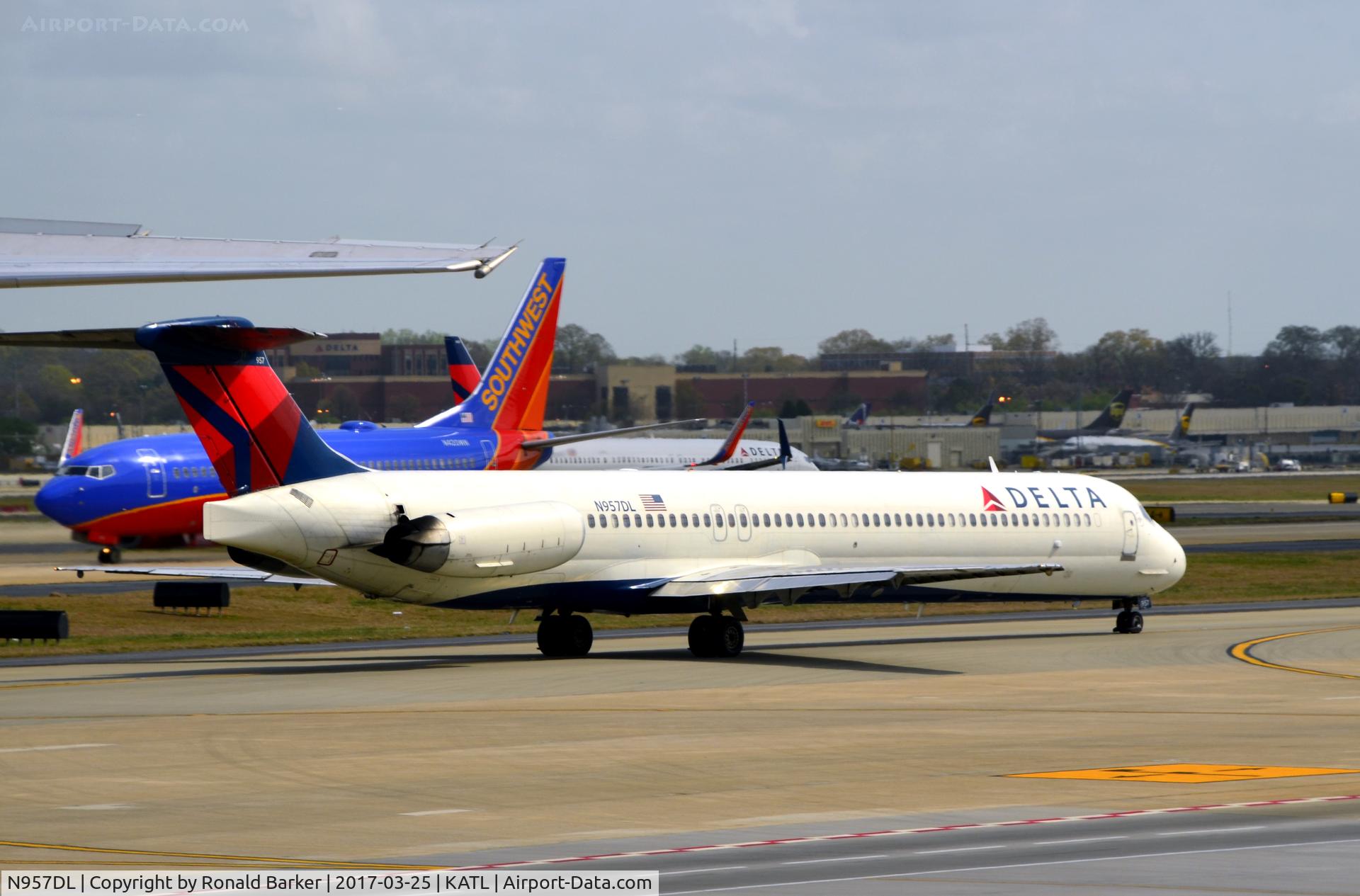 N957DL, 1990 McDonnell Douglas MD-88 C/N 49976, Taxi Atlanta