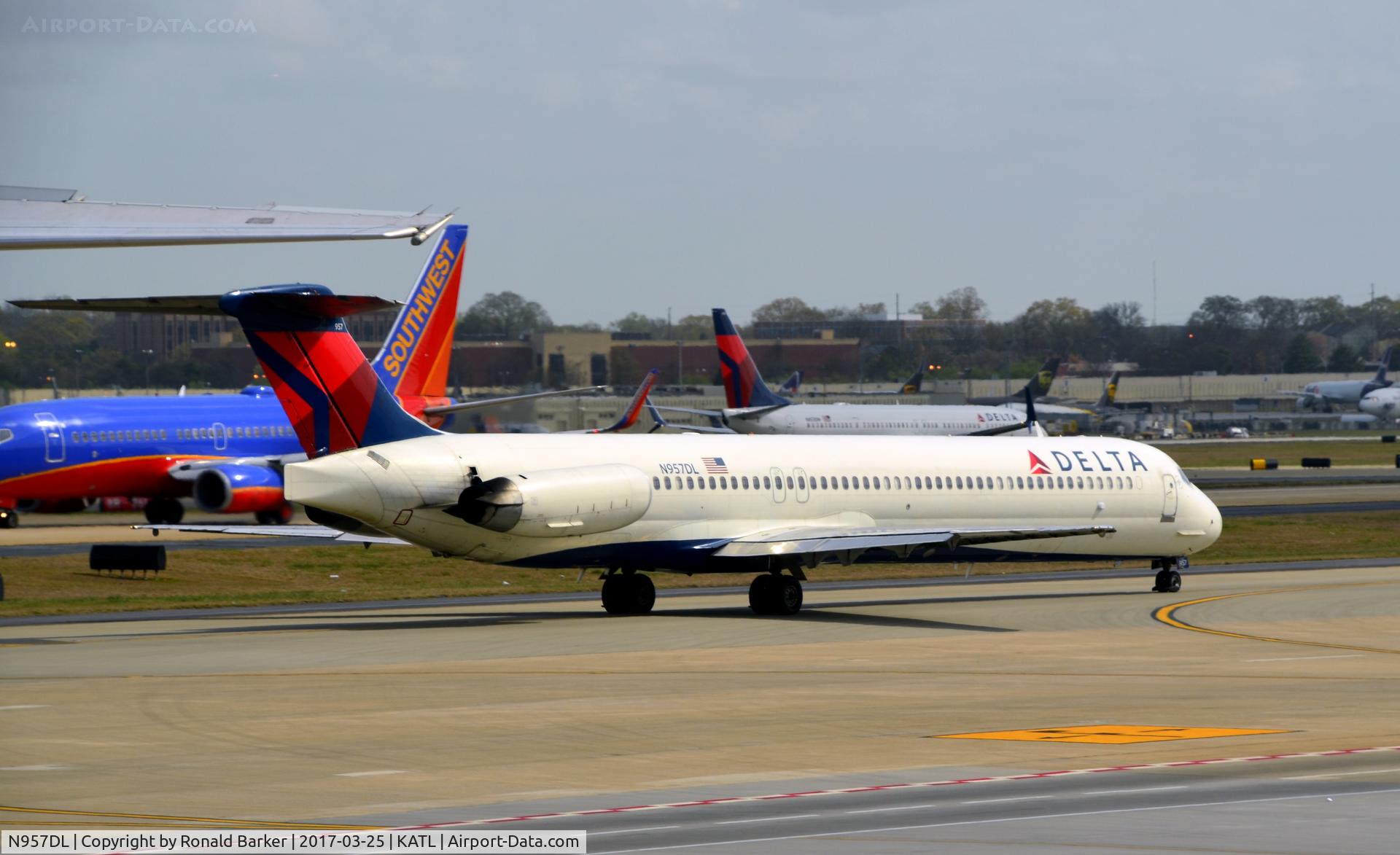 N957DL, 1990 McDonnell Douglas MD-88 C/N 49976, Taxi Atlanta