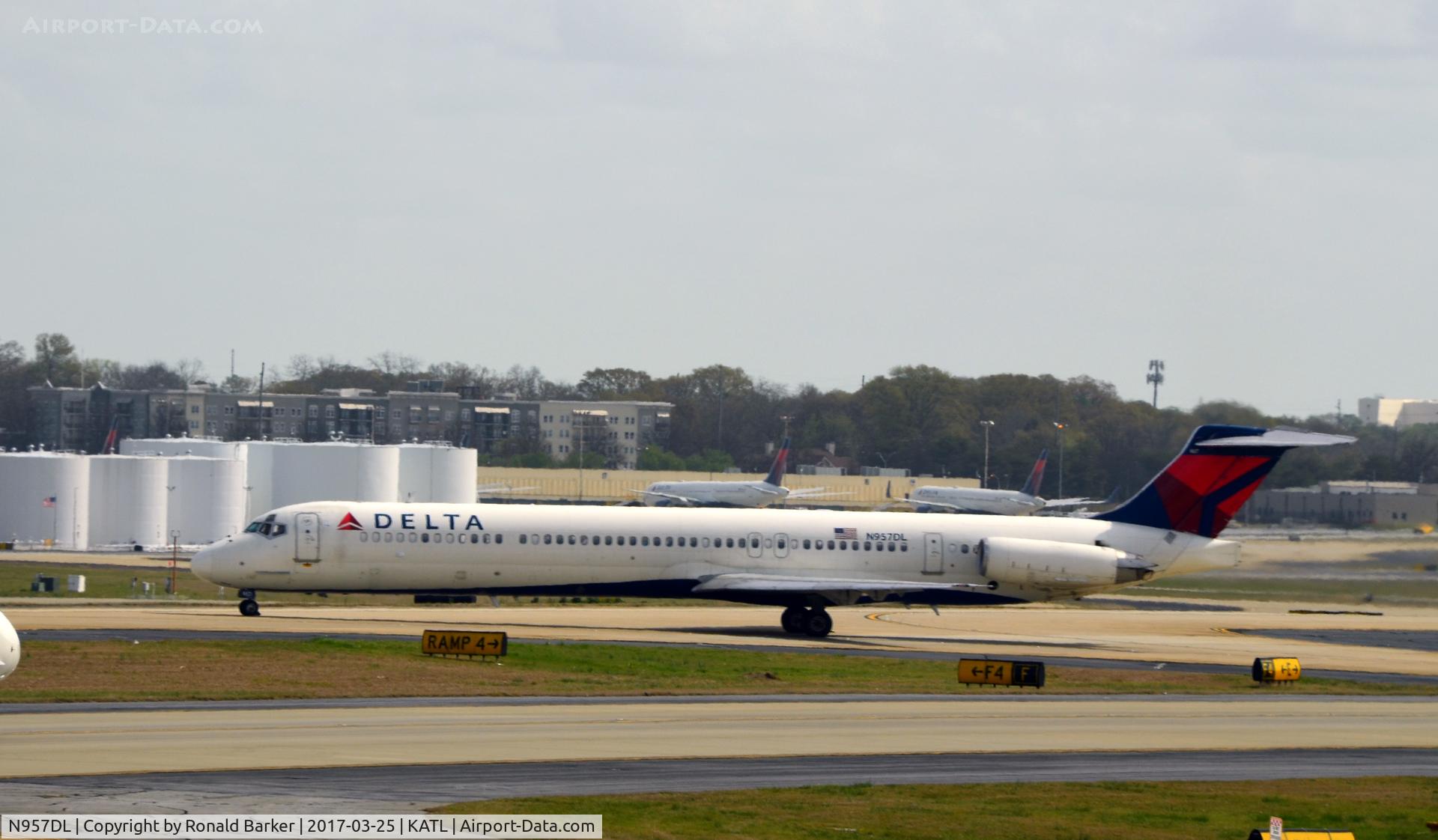 N957DL, 1990 McDonnell Douglas MD-88 C/N 49976, Taxi Atlanta