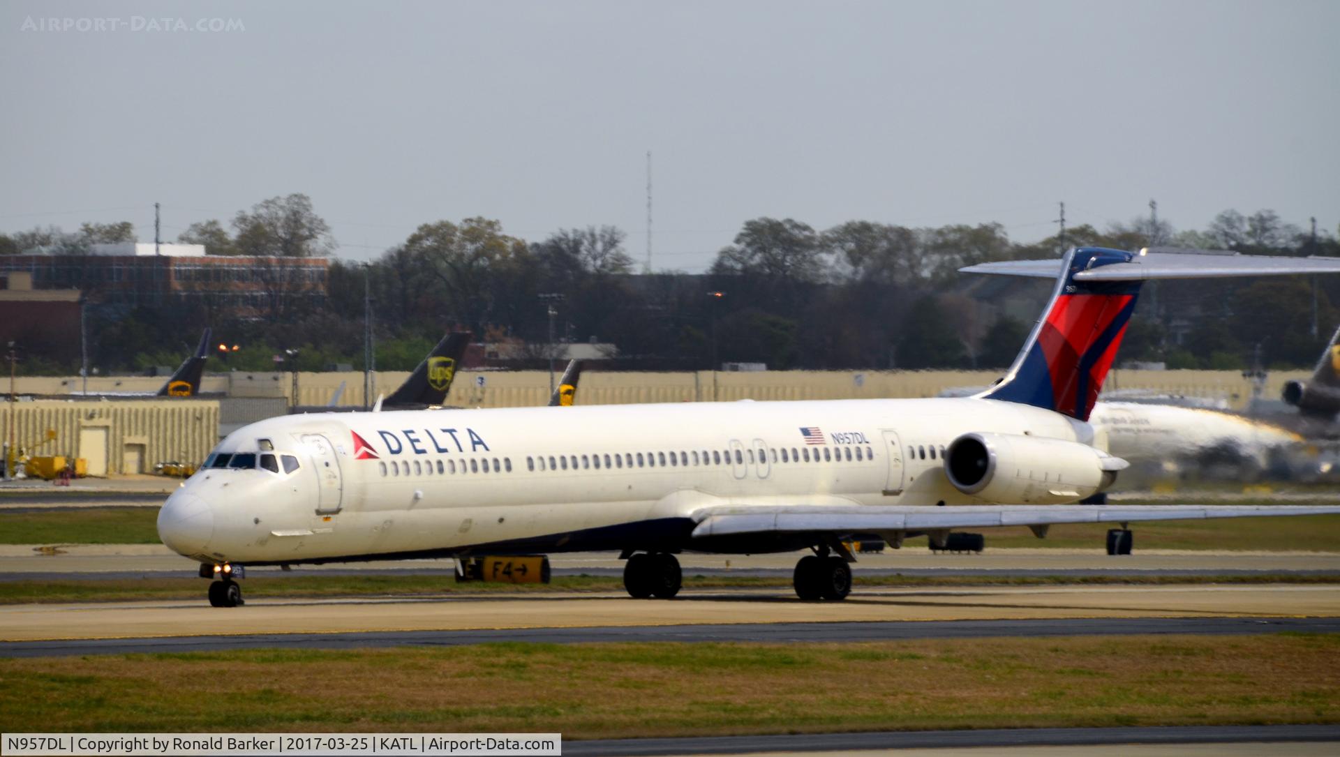 N957DL, 1990 McDonnell Douglas MD-88 C/N 49976, Taxi Atlanta
