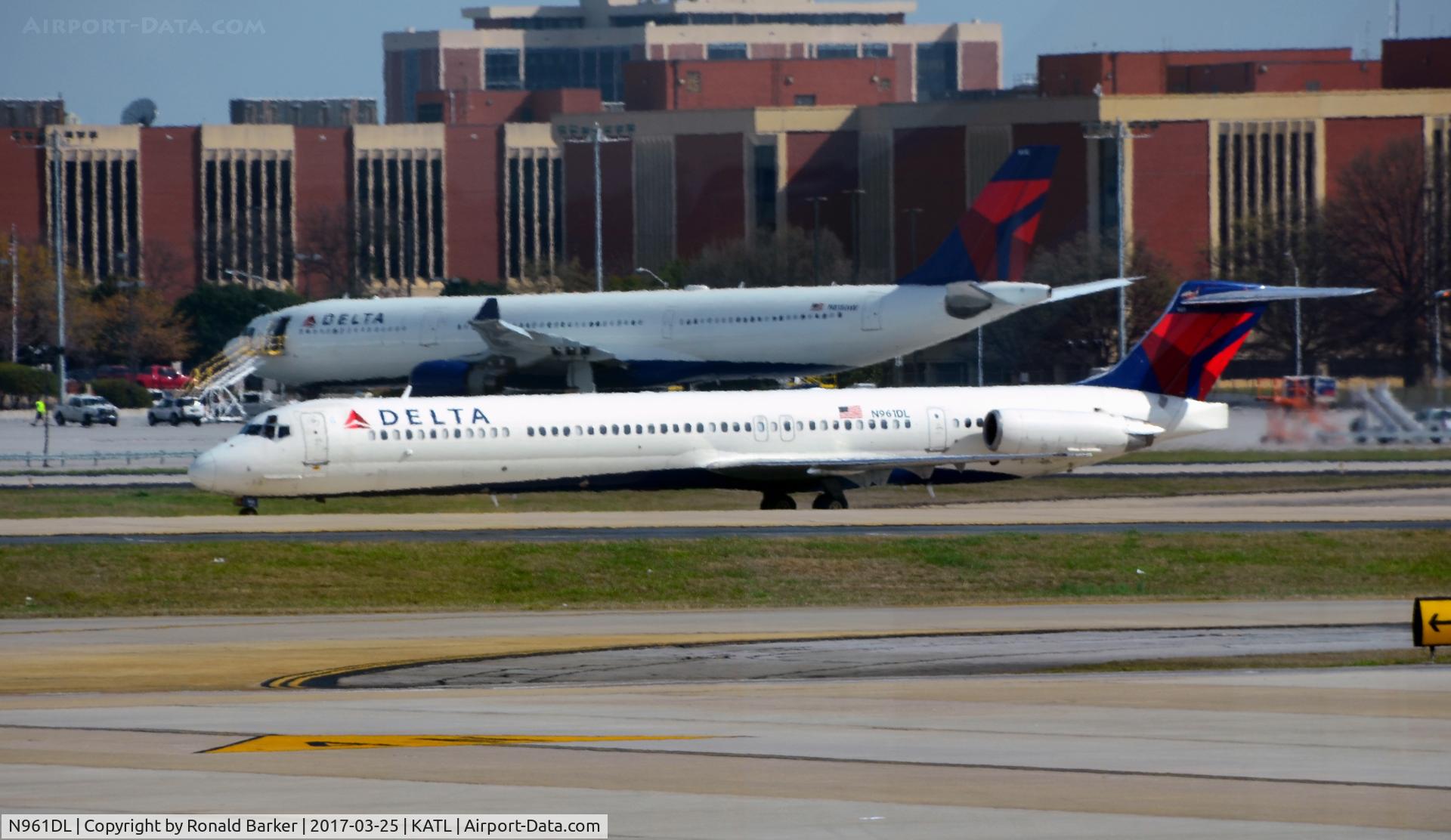 N961DL, 1990 McDonnell Douglas MD-88 C/N 49980, Taxi Atlanta