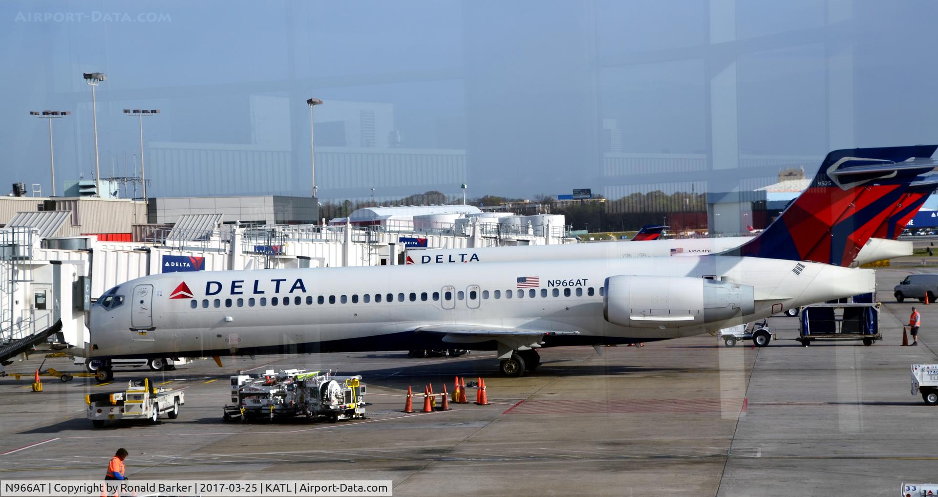N966AT, 2001 Boeing 717-200 C/N 55027, Gate C37 Atlanta
