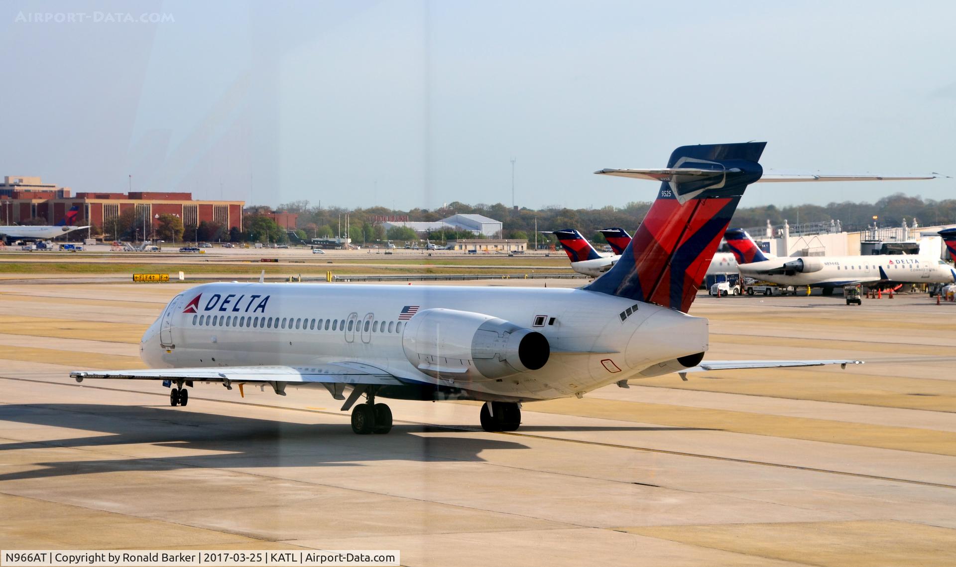 N966AT, 2001 Boeing 717-200 C/N 55027, Taxi for takeoff Atlanta