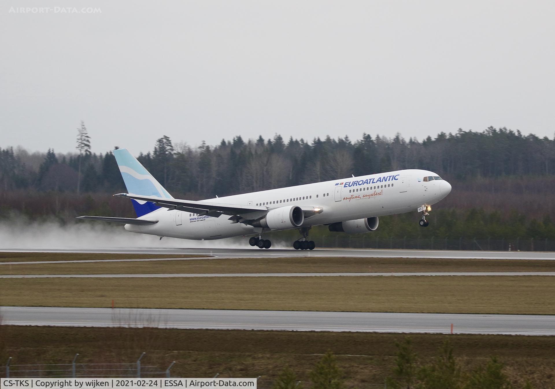 CS-TKS, 2001 Boeing 767-36N/ER C/N 30841, RWY 19L