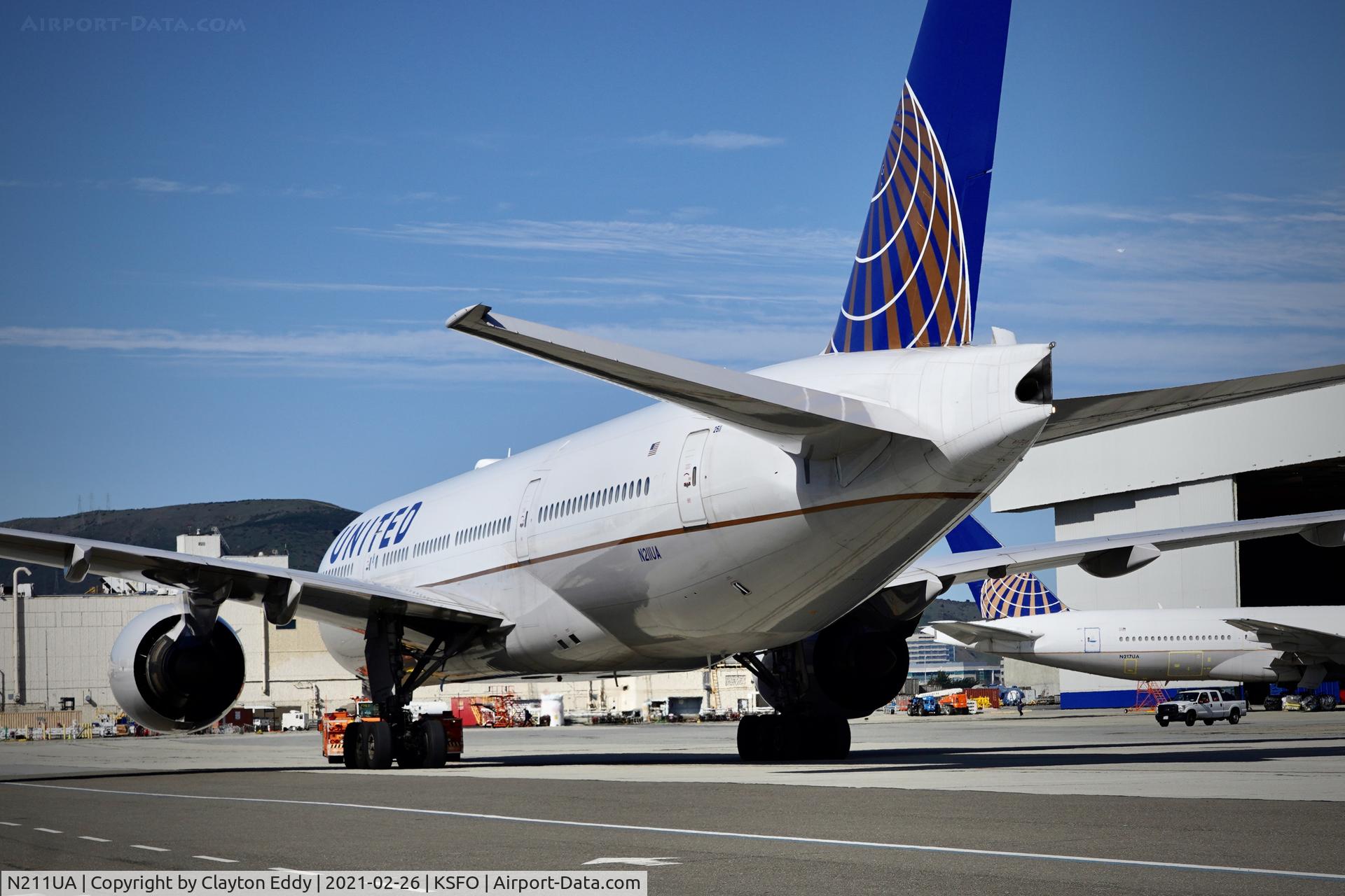 N211UA, 2000 Boeing 777-222 C/N 30217, SFO 2021.
