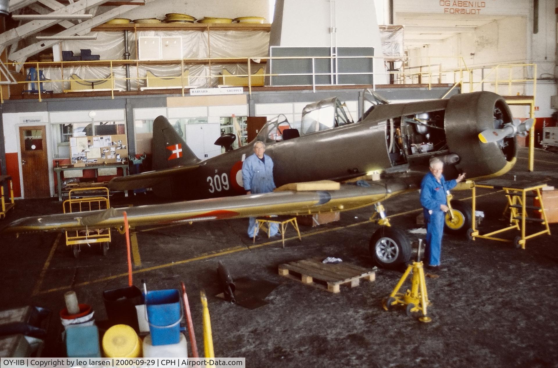 OY-IIB, 1943 Noorduyn AT-16 Harvard IIB C/N 14A-966, Copenhagen 29.9.2000 in Sterling HG 144 with Vagn West and
O H Andersen