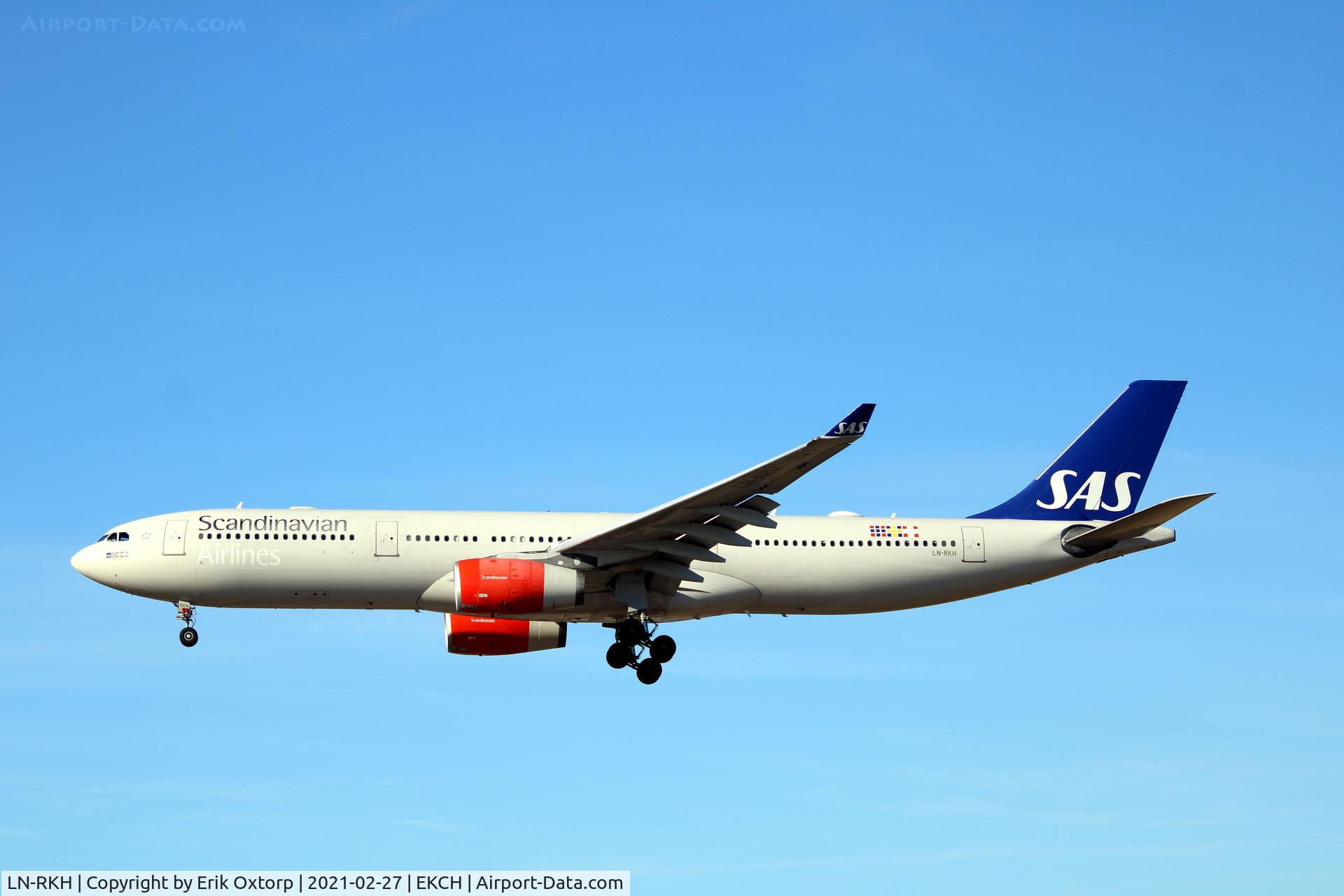 LN-RKH, 2002 Airbus A330-343 C/N 497, LN-RKH landing rw 22L