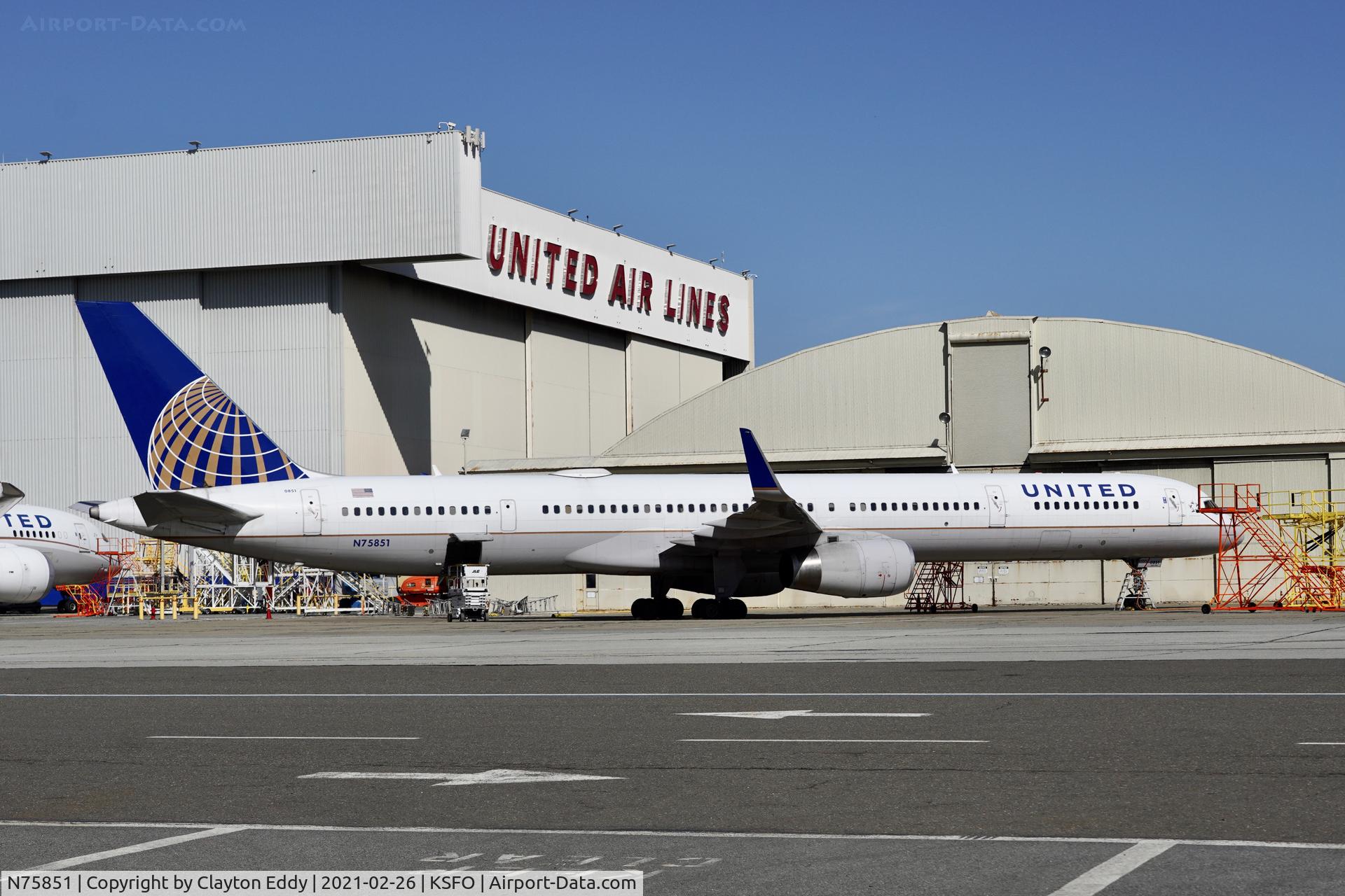 N75851, 2001 Boeing 757-324 C/N 32810, SFO 2021.