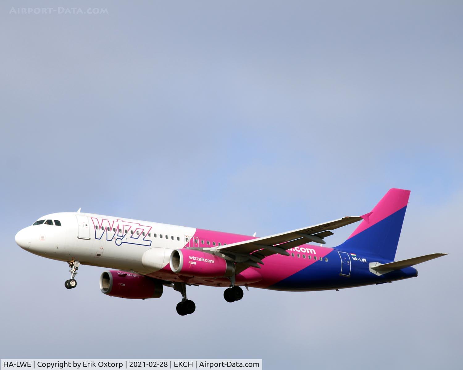 HA-LWE, 2010 Airbus A320-232 C/N 4372, HA-LWE landing rw 22L