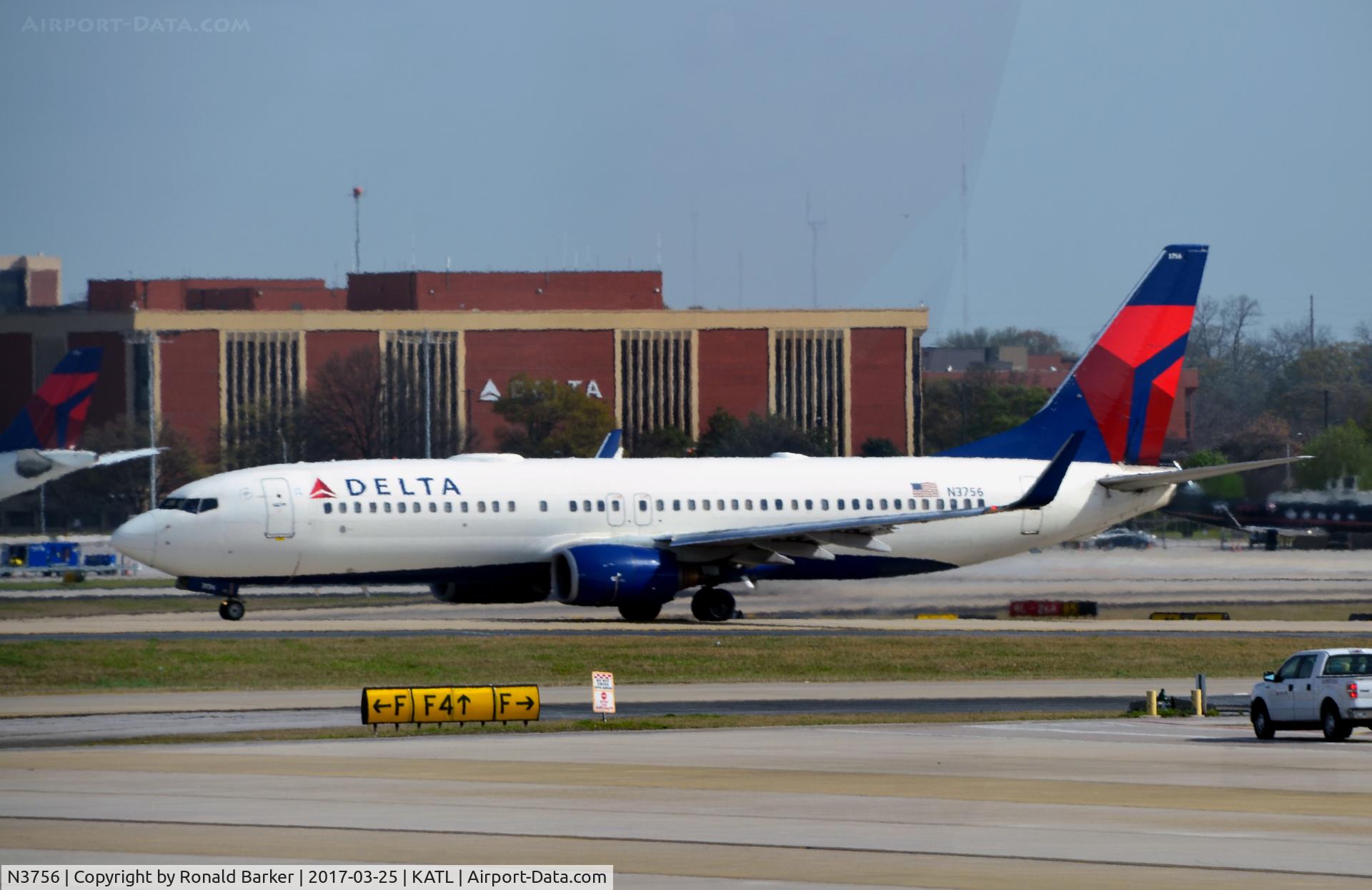 N3756, 2001 Boeing 737-832 C/N 30493, Taxi Atlanta