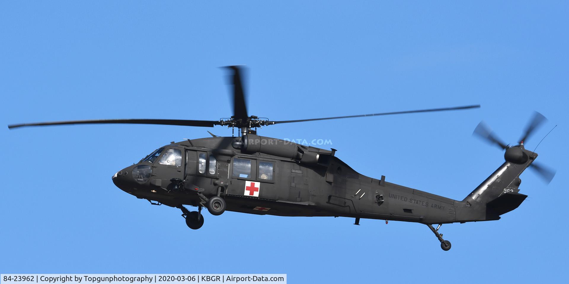 84-23962, 1984 Sikorsky UH-60A Black Hawk C/N 70-789, GUARD962 departing the guard ramp