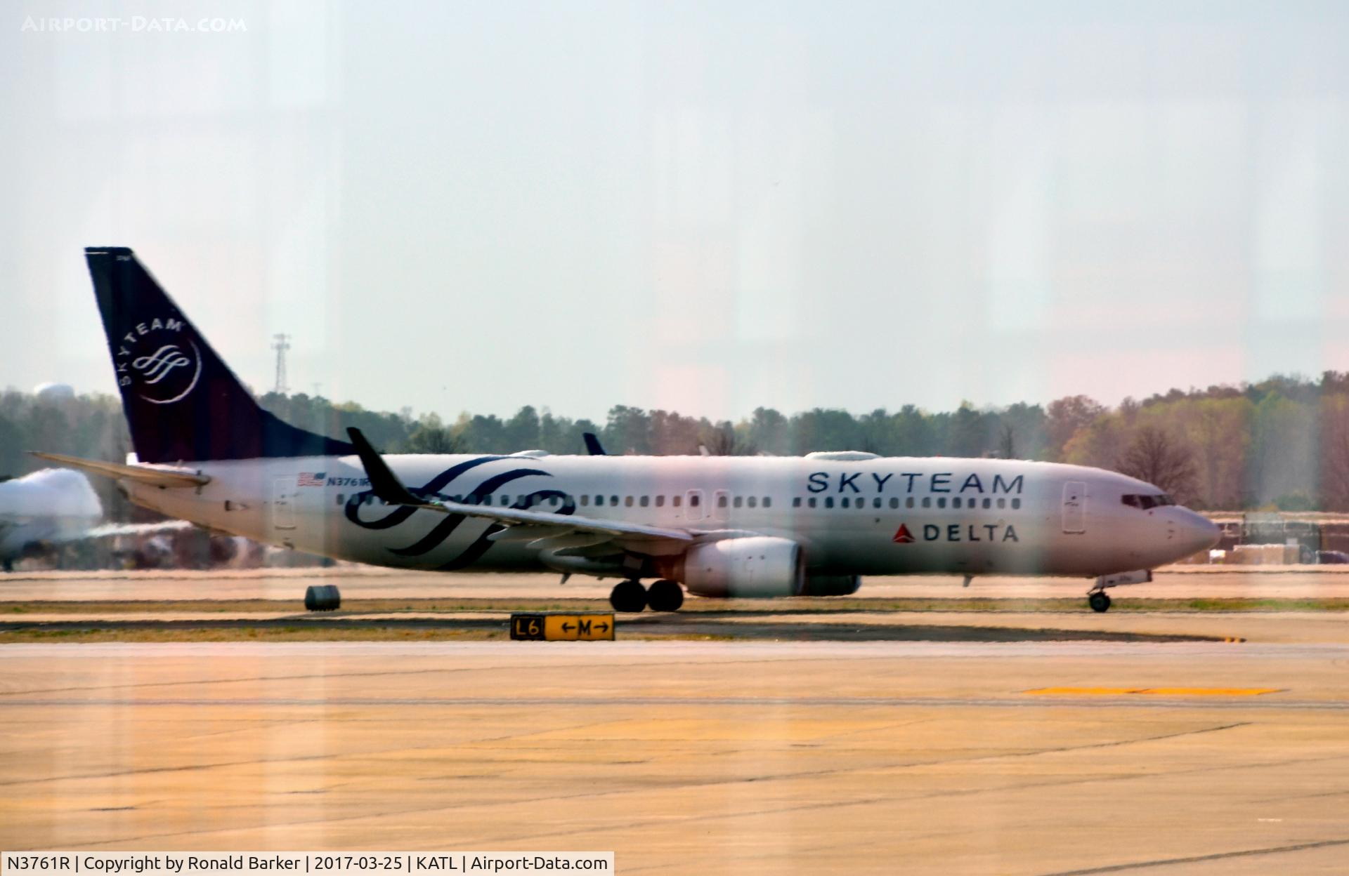 N3761R, 2001 Boeing 737-832 C/N 29628, Taxi Atlanta