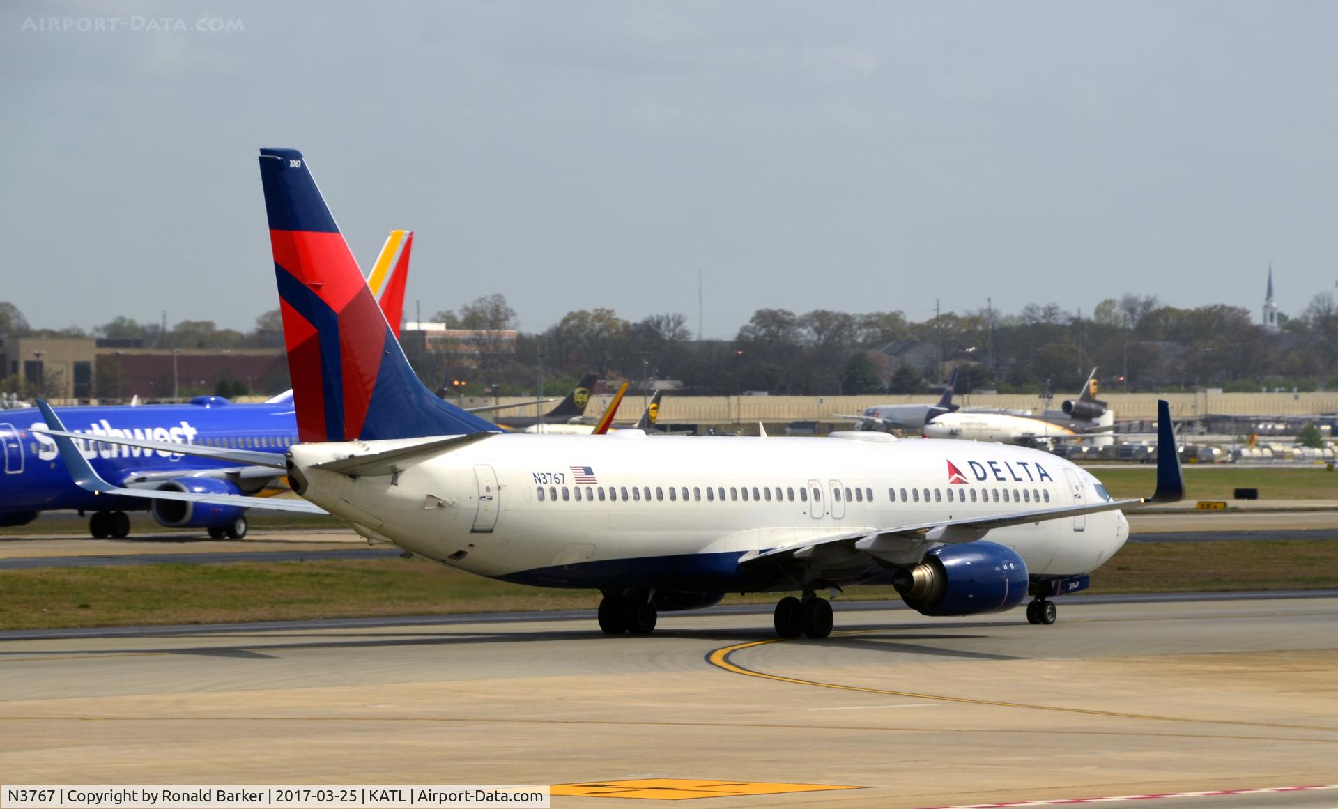 N3767, 2001 Boeing 737-832 C/N 30821, Taxi Atlanta