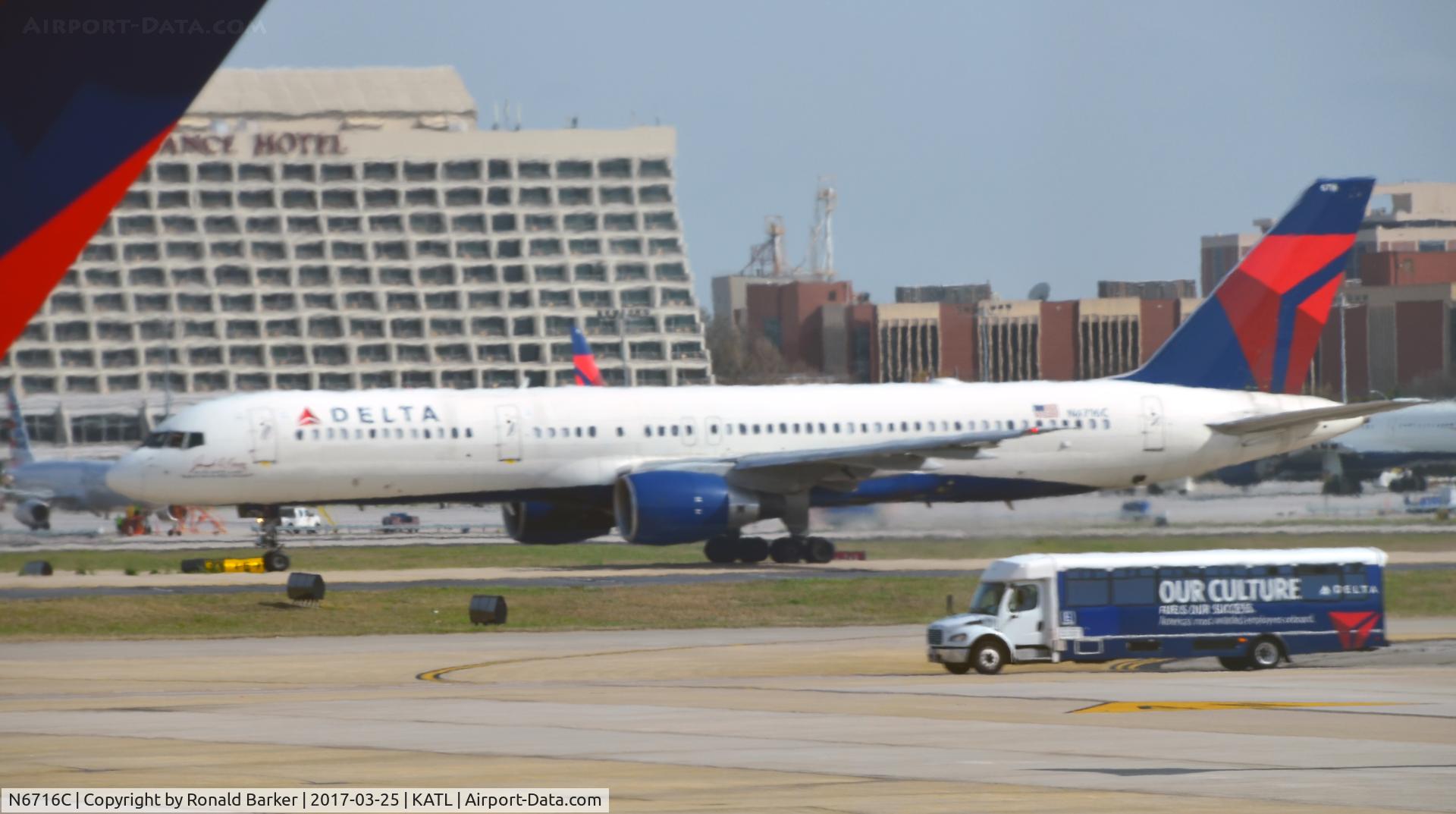 N6716C, 2001 Boeing 757-232 C/N 30838, Taxi Atlanta