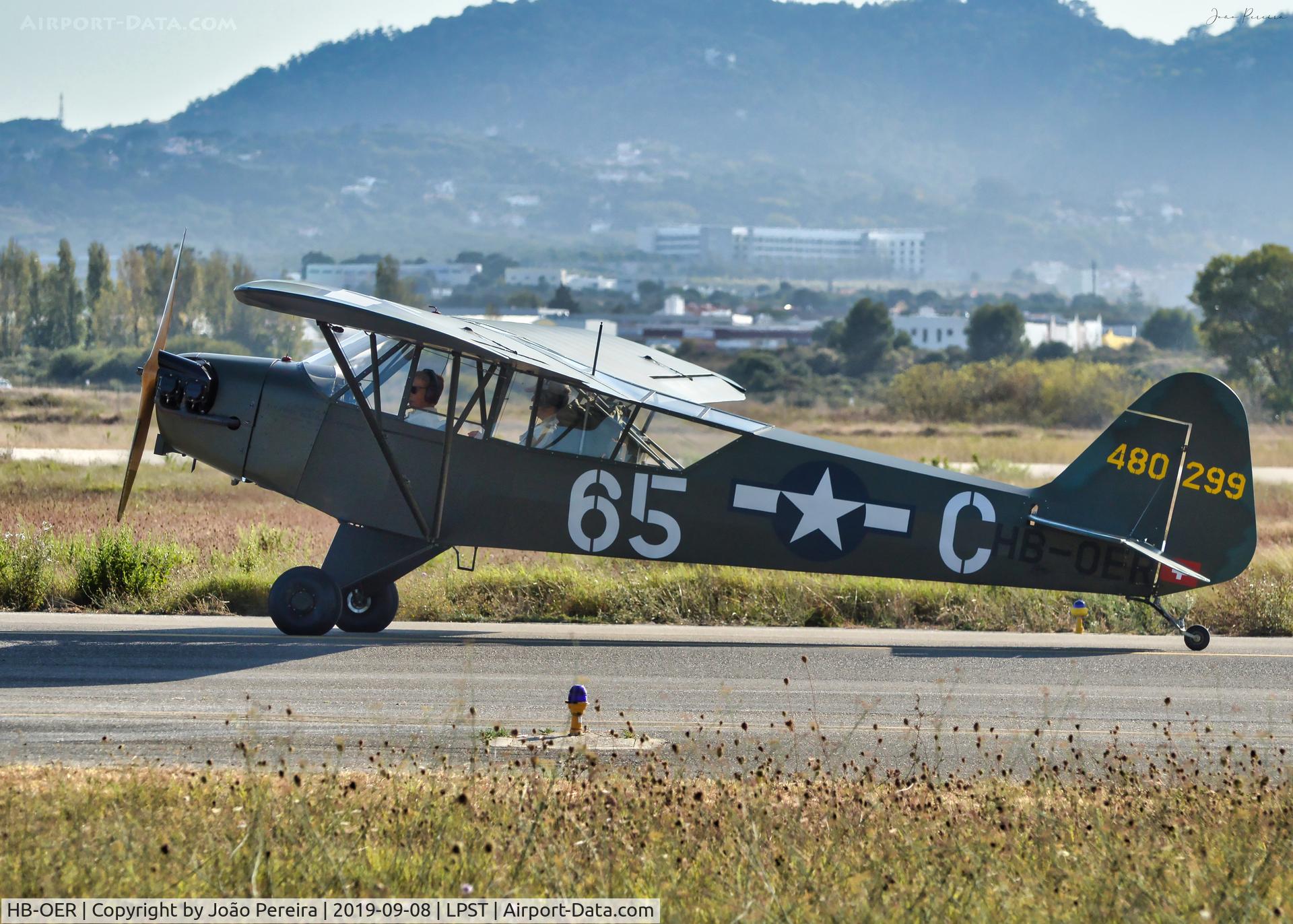 HB-OER, 1944 Piper L-4J Grasshopper (J3C-65D) C/N 12595, This photograph was taken at an event at Base Aerea nº1 in Sintra.