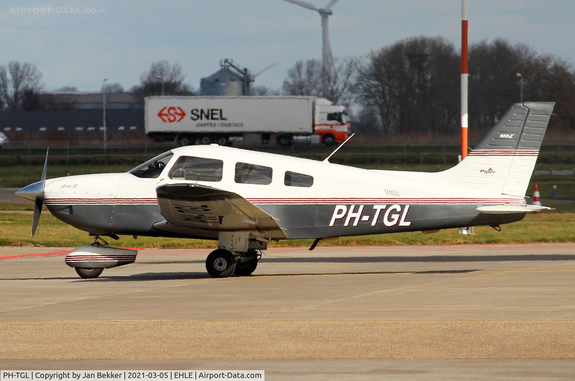 PH-TGL, 2001 Piper PA-28-181 Cherokee Archer III C/N 2843431, Lelystad Airport