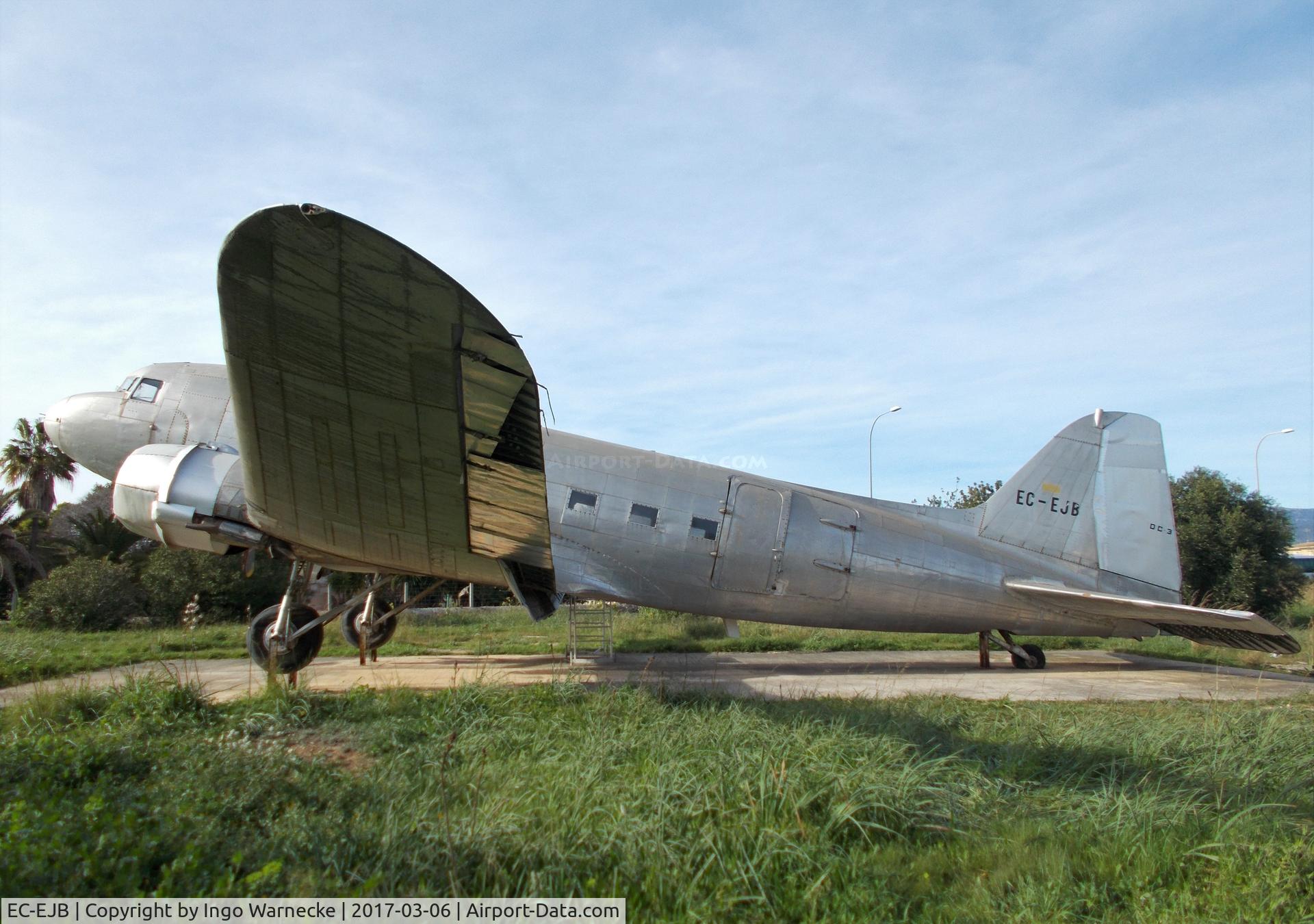 EC-EJB, 1942 Douglas C-47 C/N 4479, Douglas C-47B Skytrain (DC-3, minus port engine, cowling and prop) displayed at Mallorca's Son Bonet airport