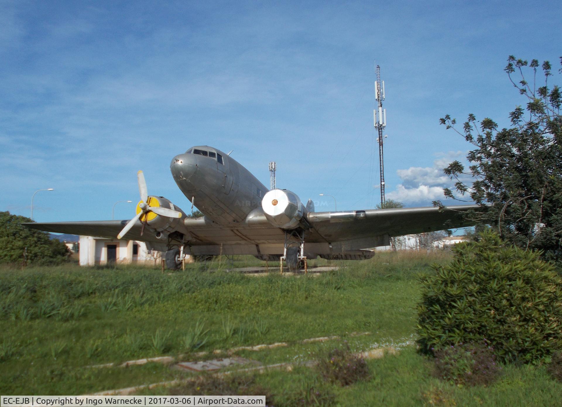 EC-EJB, 1942 Douglas C-47 C/N 4479, Douglas C-47B Skytrain (DC-3, minus port engine, cowling and prop) displayed at Mallorca's Son Bonet airport