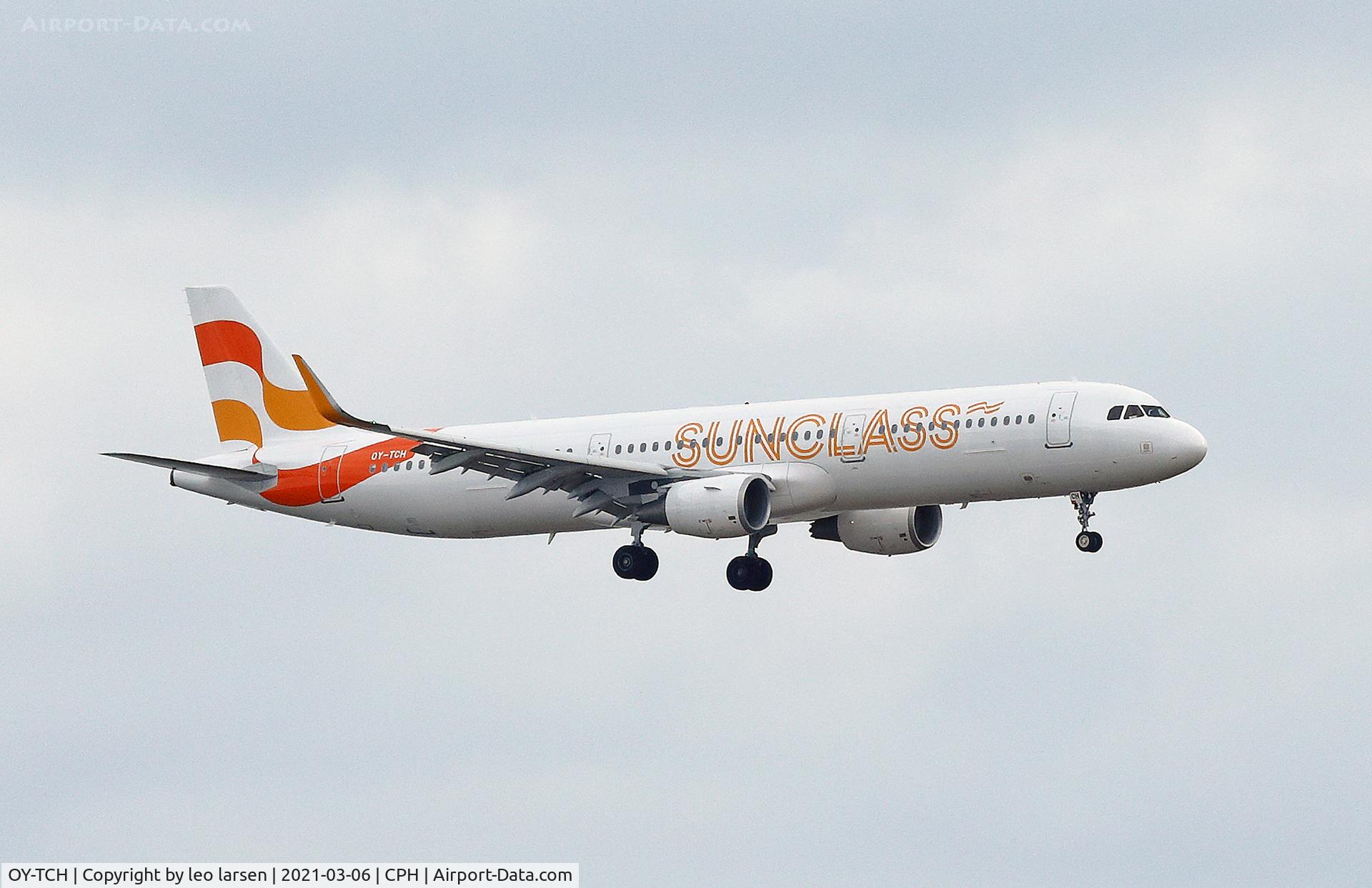 OY-TCH, 2015 Airbus A321-211 C/N 6438, Copenhagen 6.3.2021 in new SunClass c/s