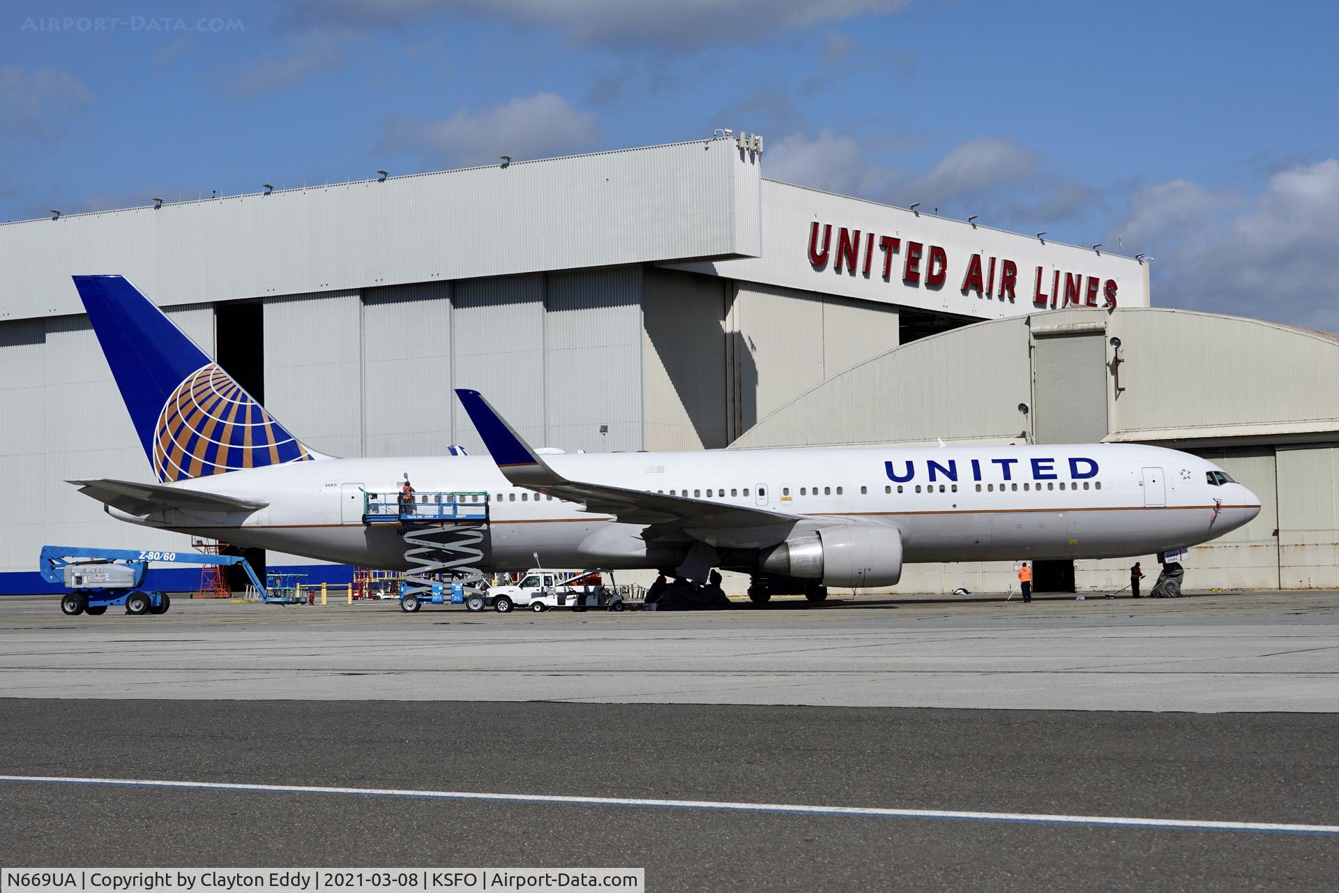N669UA, 1999 Boeing 767-322 C/N 30025, SFO 2021.