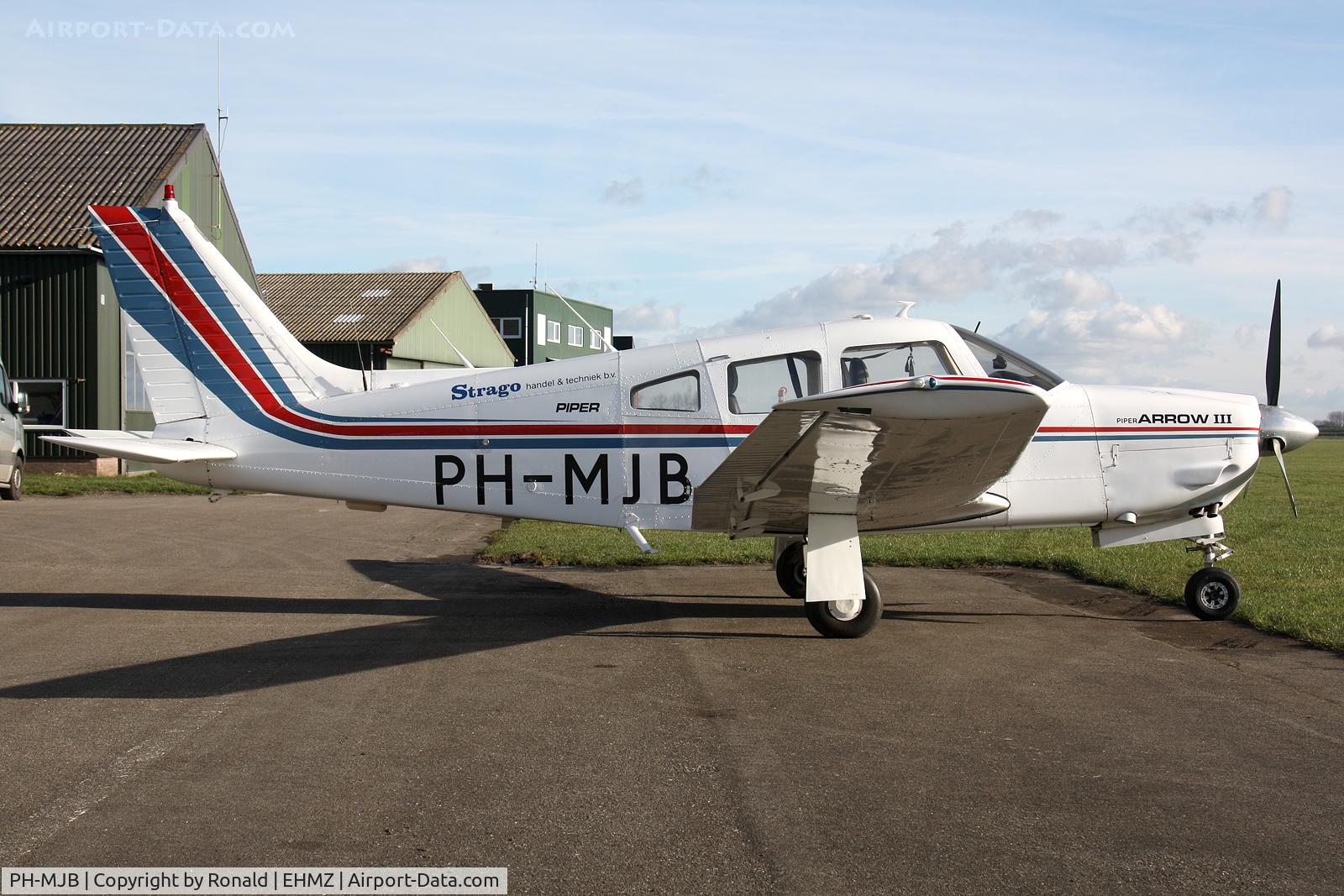 PH-MJB, Piper PA-28R-201 Cherokee Arrow III C/N 28R-7837227, at ehmz