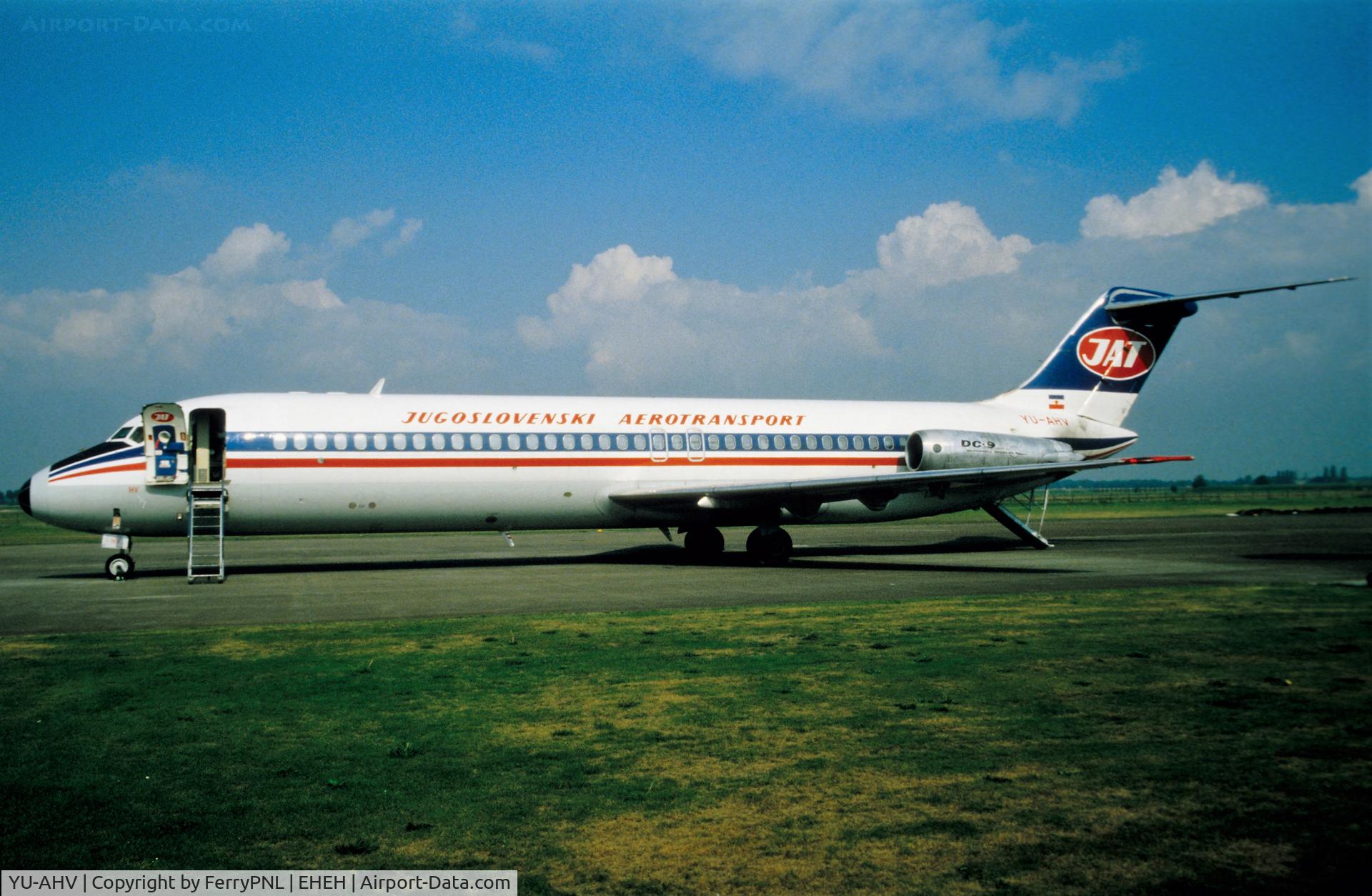 YU-AHV, 1971 Douglas DC-9-32 C/N 47460, JAT DC9 awaiting its pax for DBV