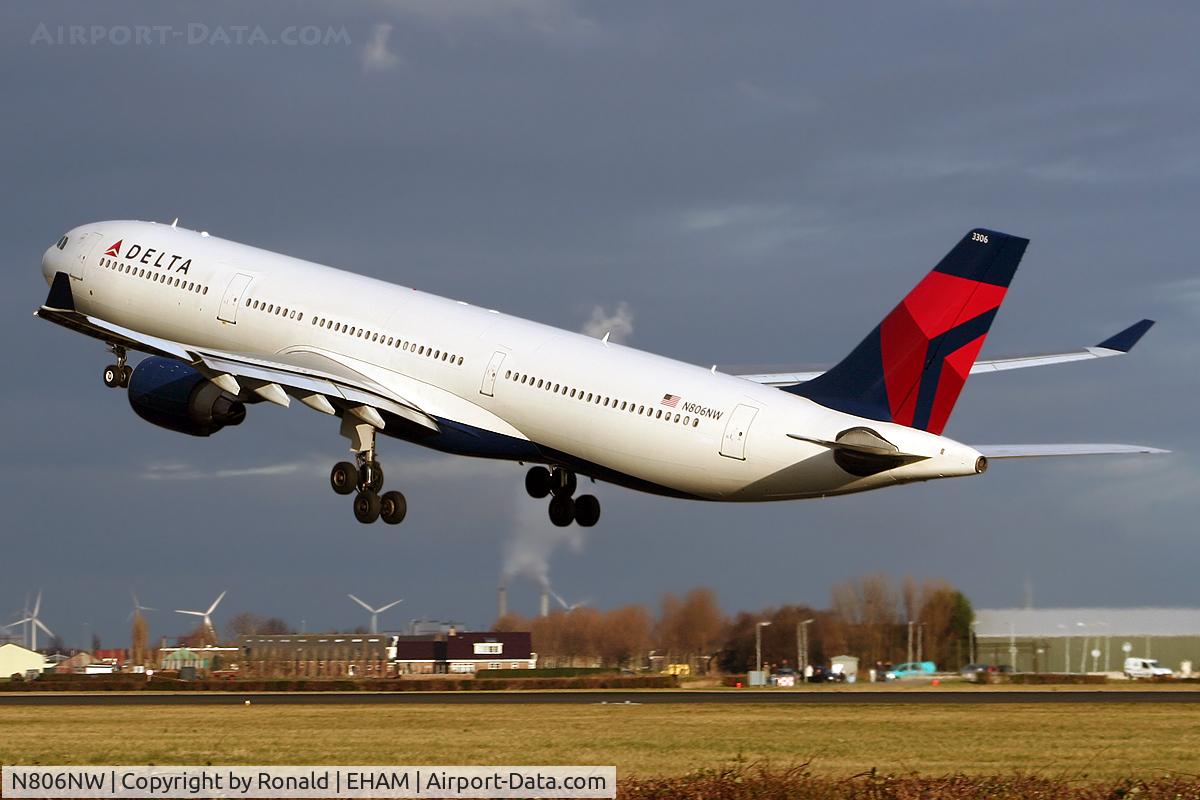 N806NW, 2004 Airbus A330-323 C/N 578, at spl