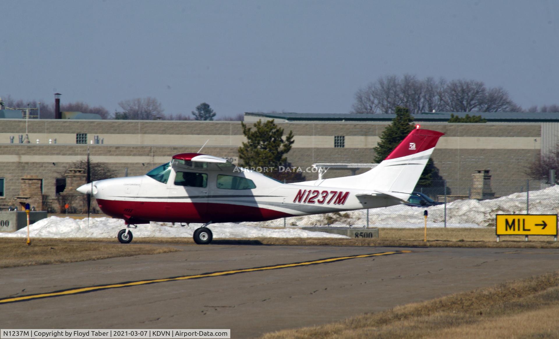 N1237M, 1977 Cessna T210M Turbo Centurion C/N 21061927, Taking off on a beautiful cold day