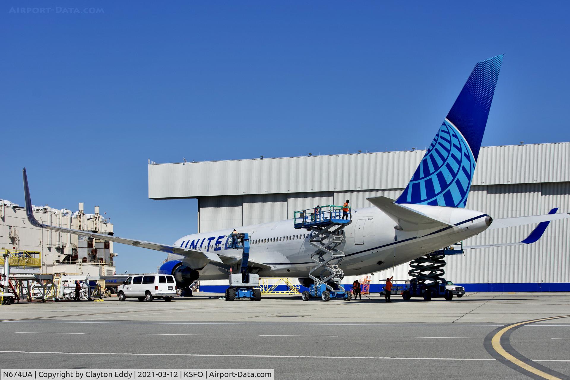 N674UA, 2000 Boeing 767-322 C/N 29242, SFO 2021.