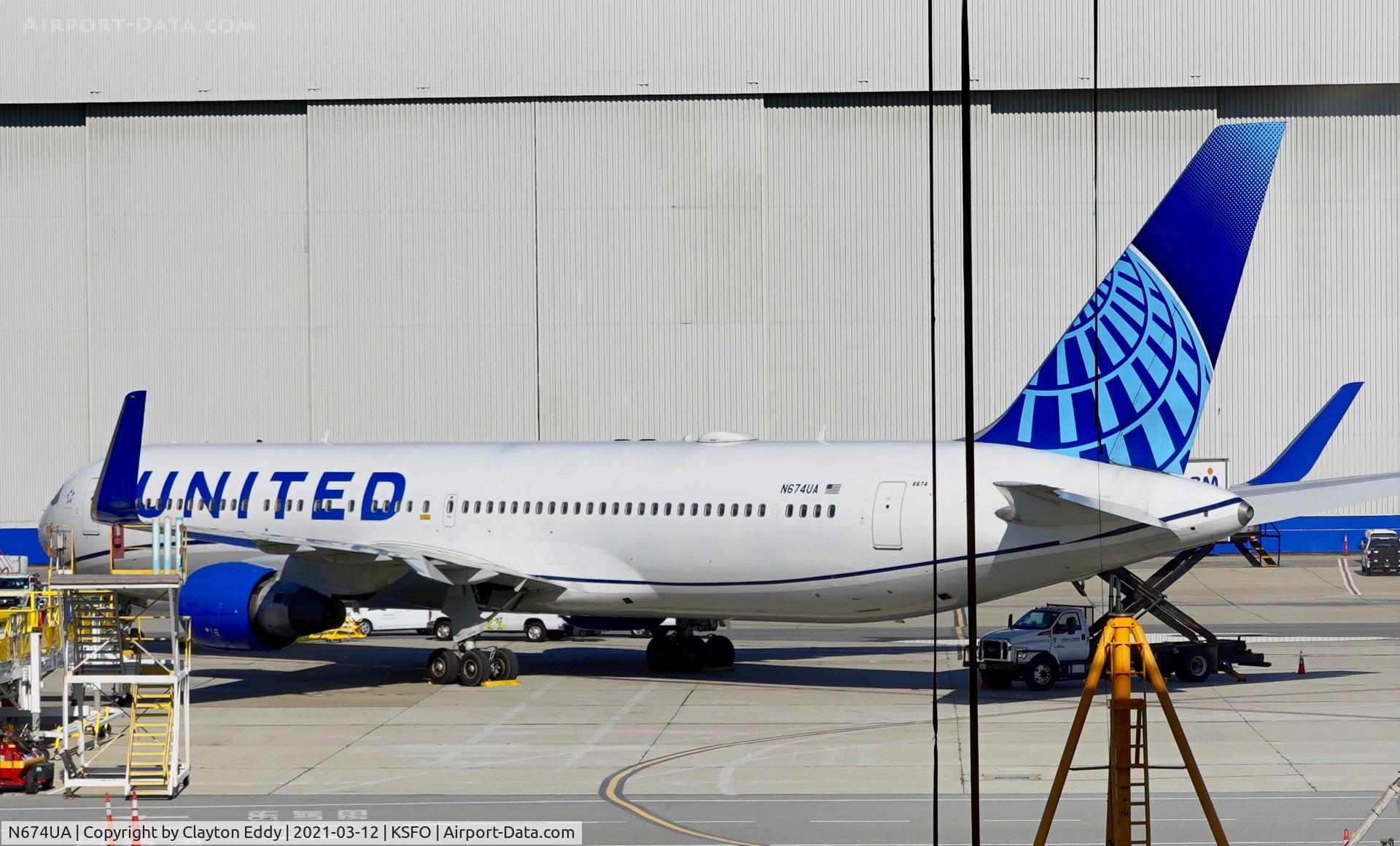 N674UA, 2000 Boeing 767-322 C/N 29242, SFO 2021.