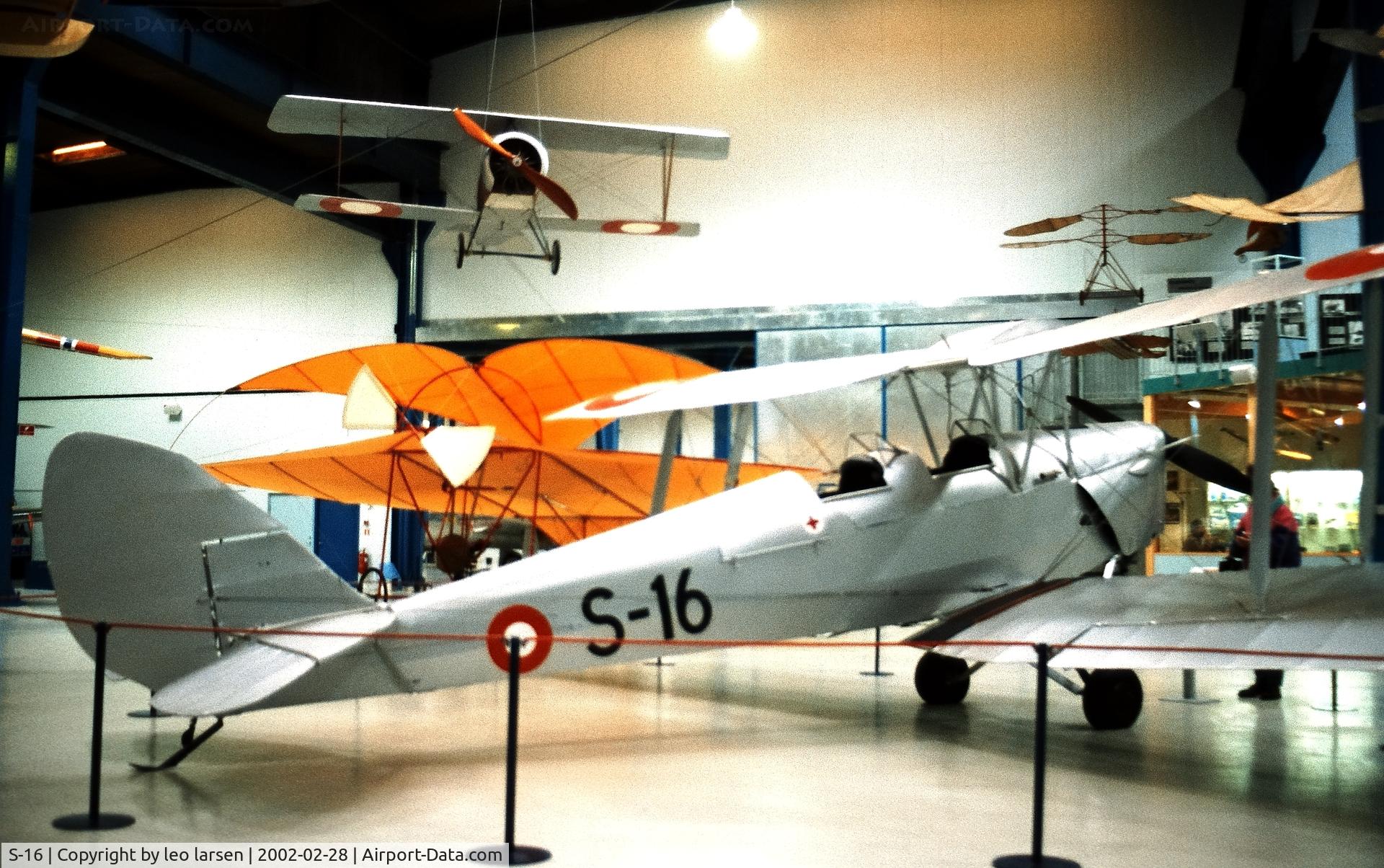 S-16, 1939 De Havilland D.H.82A Tiger Moth C/N 82869, Helsigør Tekniske Museum 28.2.2002.Fake reg.ex RAF R4961,SE-GXO.