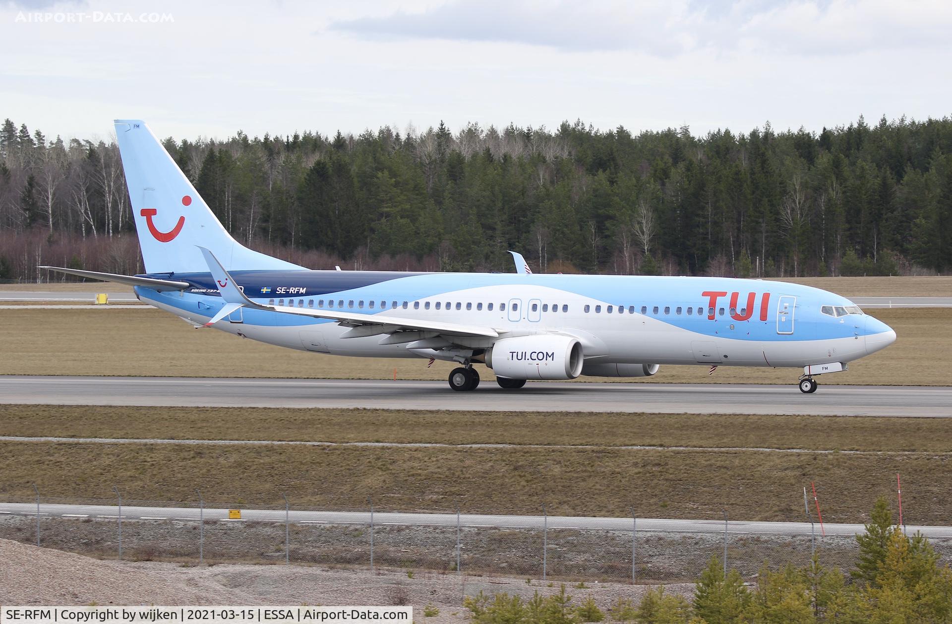 SE-RFM, 2012 Boeing 737-8K5 C/N 38108, Taxiway W