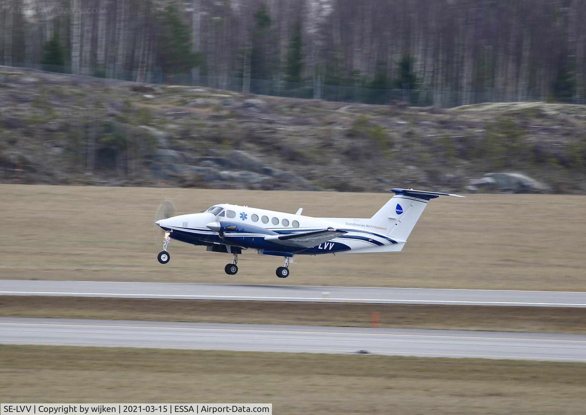 SE-LVV, 1996 Raytheon B200 Super King Air C/N BB-1537, RWY 01R